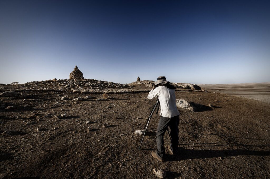 A photo taken by Toni Catala shows Isabel Munoz in the field. (Photo courtesy of Pera Museum)