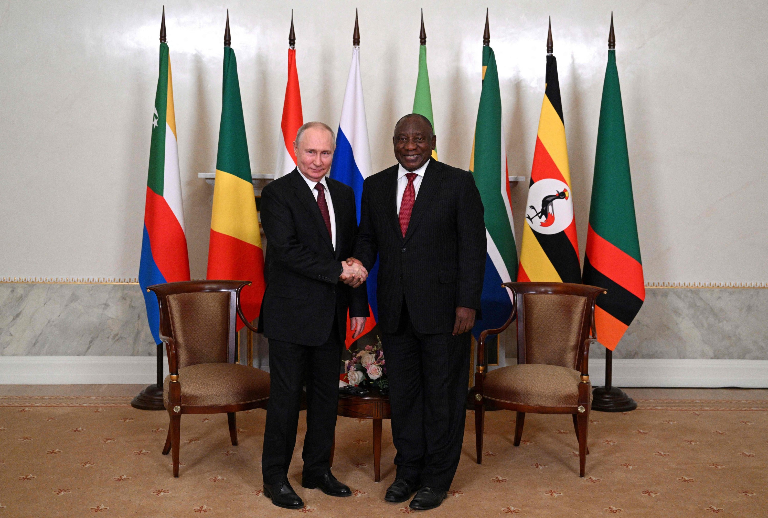 280638 Russian President Vladimir Putin (L) shaking hands with South Africa's President Cyril Ramaphosa (R) ahead of a meeting with delegation of African leaders at the Constantine (Konstantinovsky) Palace in Strelna, outside Saint Petersburg, Russia, June 17, 2023. (AFP Photo)