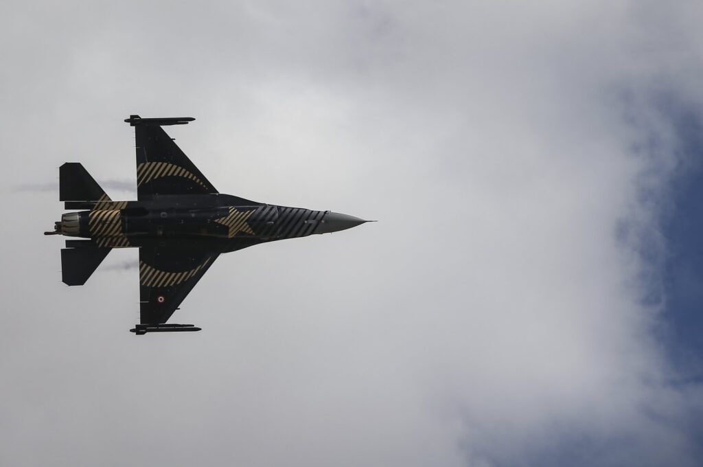 'Solo Türk', an F-16 fighter plane, part of the aerobatic team of the Turkish Air Force, flies over Istanbul's new airport, during the Teknofest aviation, space and technology fair, Thursday, Sept. 20, 2018. (AP File Photo)
