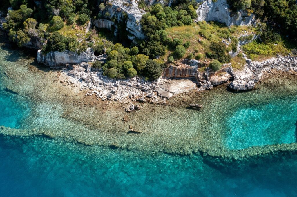 The ancient ruins of a sunken city off the coast of Kekova Island, in Antalya, Türkiye. (Shutterstock Photo)