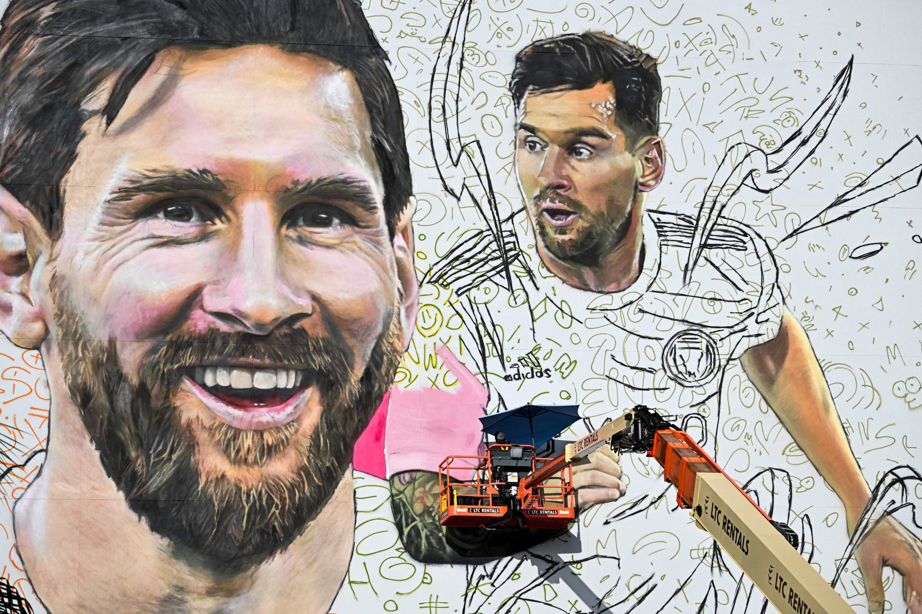 282284 Argentine artist Maximiliano Bagnasco paints a giant mural of international football star Lionel Messi in Wynwood, Miami art district, Miami, Florida, US., July 10, 2023. (AFP Photo)