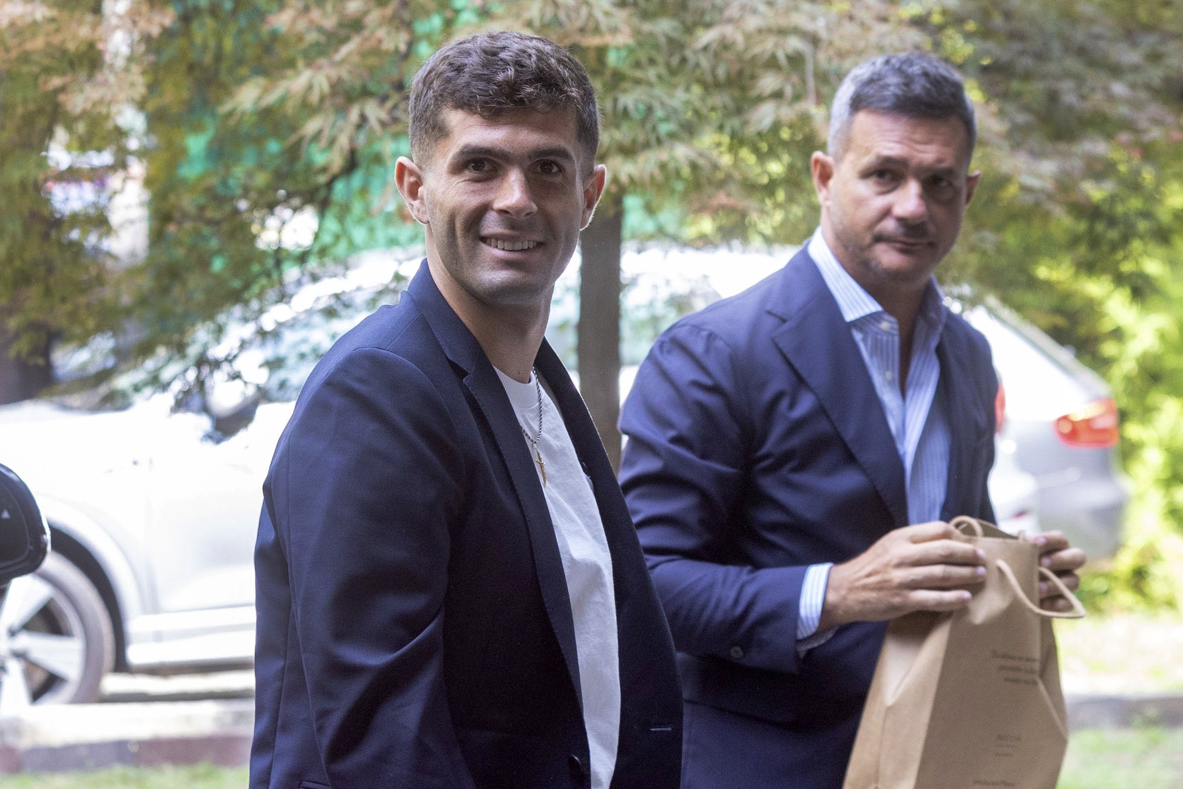 282462 United States football player Christian Pulisic (L) smiles as he arrives for medical tests, Milan, Italy, July 12, 2023. (AP Photo)