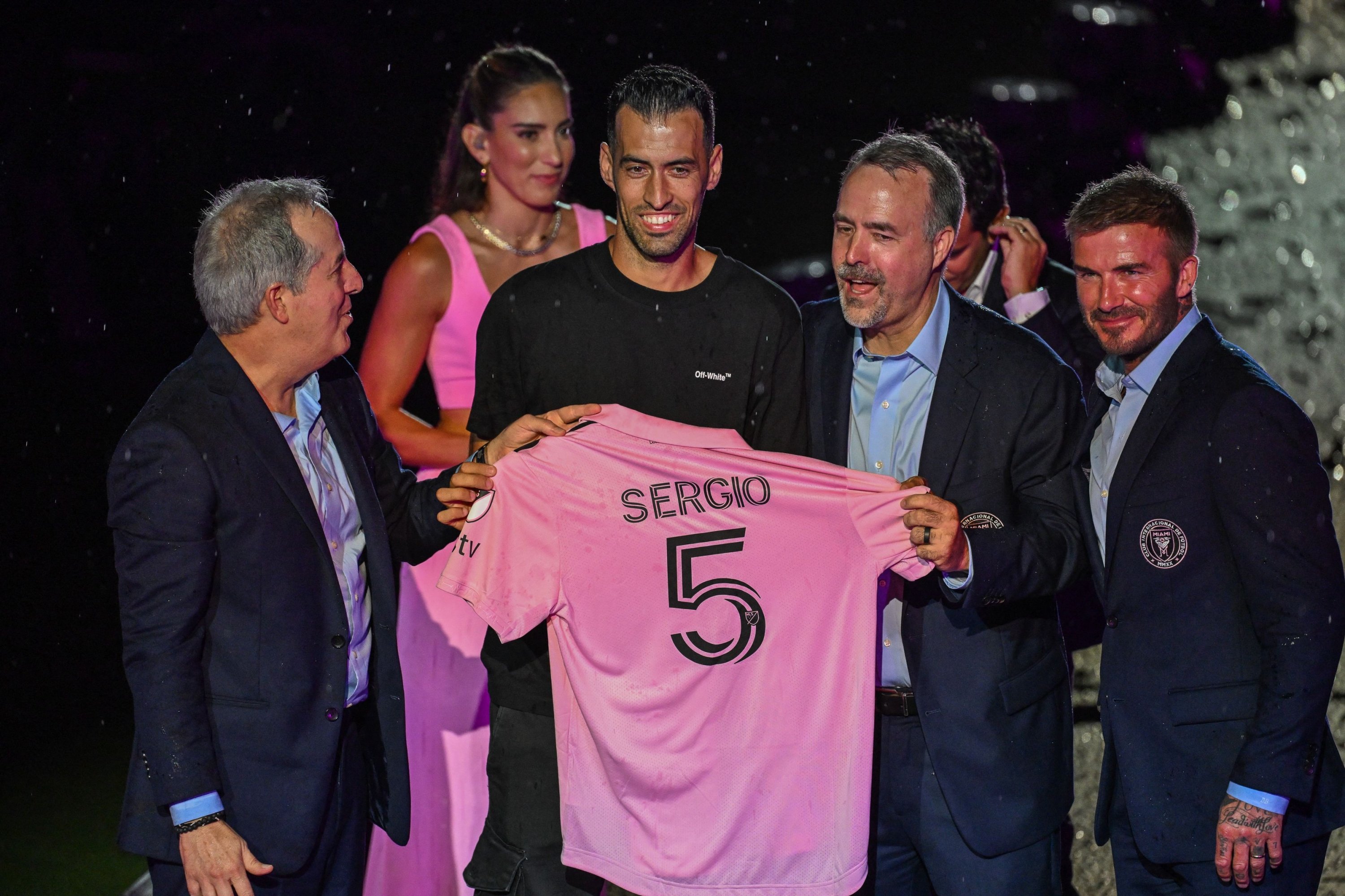 282815 Spanish midfielder Sergio Busquets (2nd L) is presented by (from R) owners of Inter Miami CF David Beckham, Jose R. Mas and Jorge Mas after signing a contract with Major League Soccer's Inter Miami CF, at DRV PNK Stadium in Fort Lauderdale, Florida, U.S., July 16, 2023. (AFP Photo)