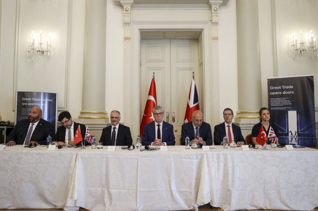 Malcolm Offord (C), the U.K. minister of exports, Türkiye’s Deputy Treasury and Finance Minister Osman Çelik (3rd L), Transport and Infrastructure Ministry Infrastructure Investments General Manager Yalçın Eyigün (2nd L), Rönesans Holding President Erman Ilıcak (3rd R) and Britain’s Consul General in Istanbul Kenan Poleo are seen during a news conference, in Istanbul, Türkiye, July 24, 2023. (AA Photo)