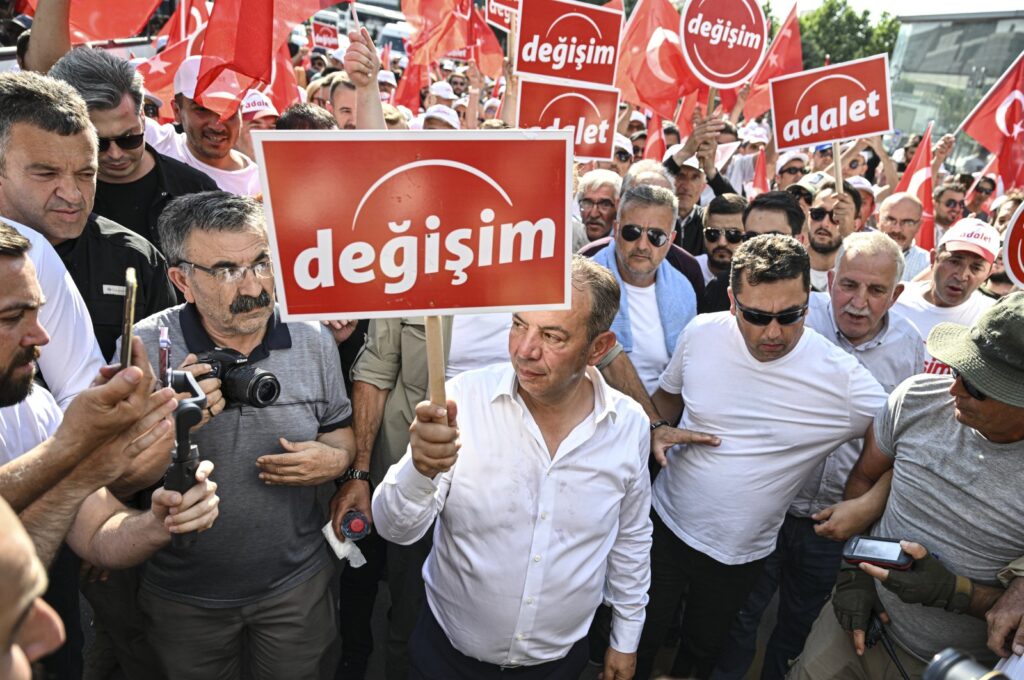 The mayor of northern Bolu province from the Republican People's Party (CHP) Tanju Özcan (C) holds up a sign that reads “Change” as he leads a crowd in a march of protest to CHP headquarters in the capital Ankara, Türkiye, July 12, 2023. (AA Photo)