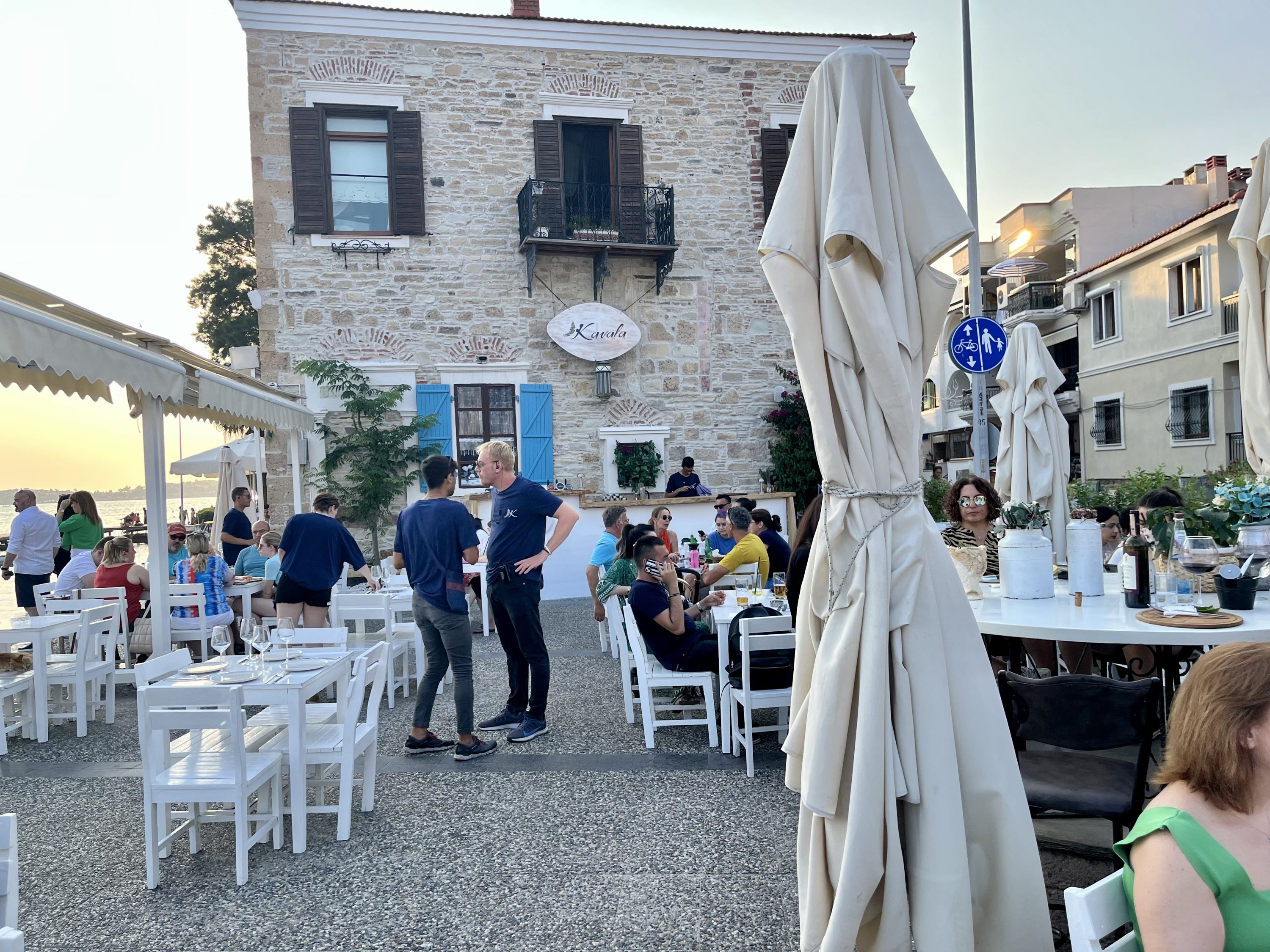 284991 People enjoy the sunset near the sea in Kavala Cafe, Izmir, western Türkiye. (Photo by Burcu Başaran)