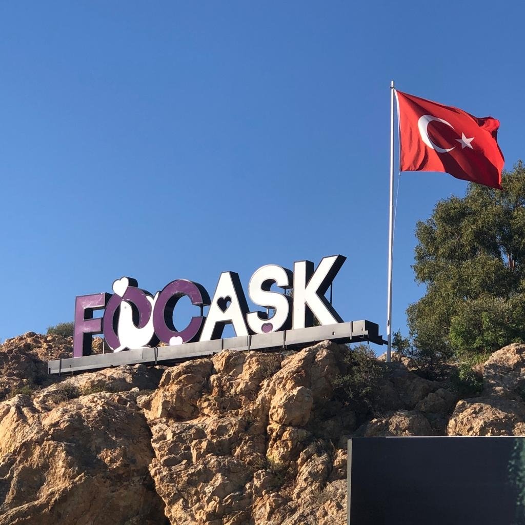 285002 A sign that reads 'Foçaşk' (a play of words incorporating Turkish noun for love and Foça) as seen from a beach in the namesake district in Izmir, western Türkiye. (Photo by Emre Başaran)