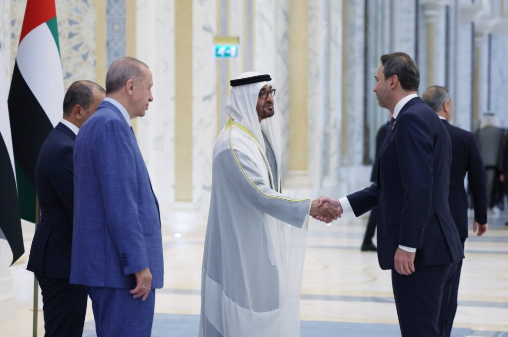President Recep Tayyip Erdoğan stands as United Arab Emirates (UAE) President Sheikh Mohamed bin Zayed Al Nahyan shakes hands with Türkiye's Energy and Natural Resources Minister Alparslan Bayraktar, in Abu Dhabi, UAE, July 19, 2023. (AA Photo)