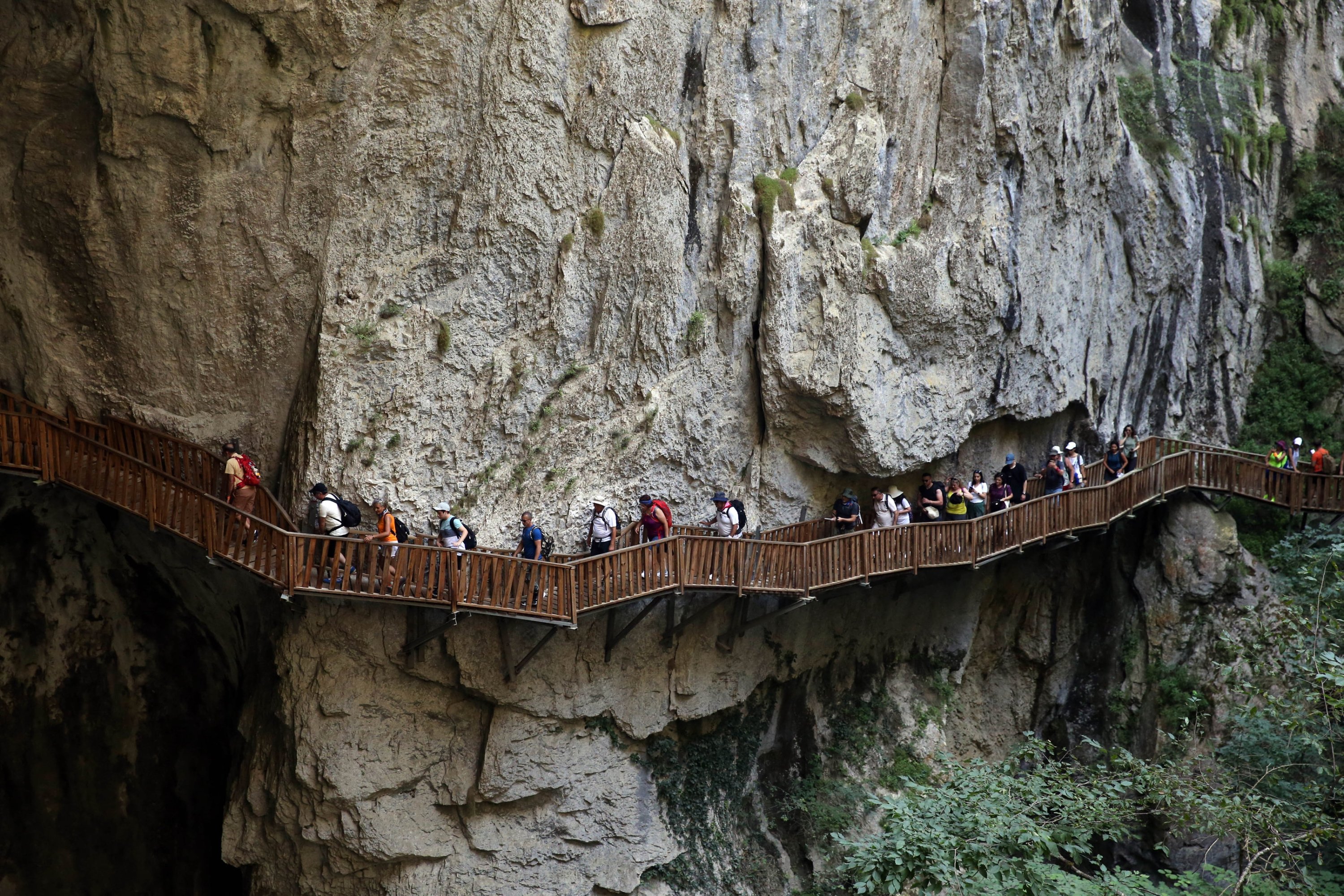 285656 Numerous tourists pass the wooden bridge in the canyon area in Pınarbaşı, Kastamonu, northern Türkiye, Aug. 2, 2023. (AA Photo)
