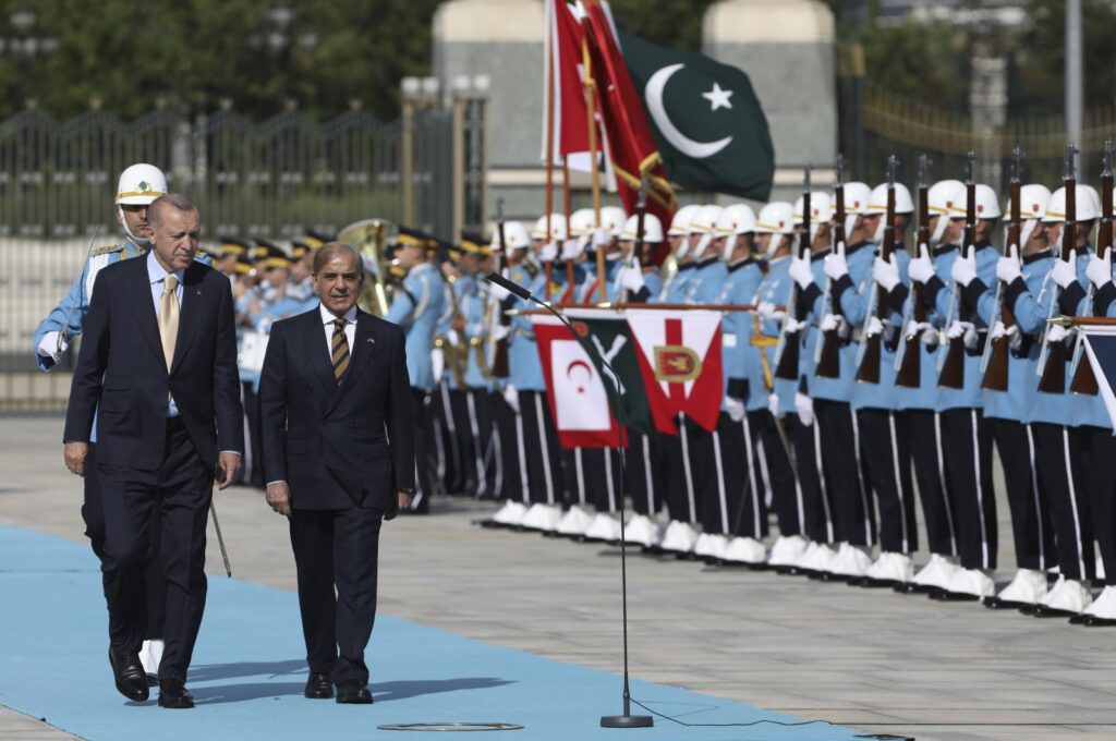 President Recep Tayyip Erdoğan (L) and Pakistani Prime Minister Shahbaz Sharif review a military honor guard during an official ceremony, in capital Ankara, Türkiye, June 1, 2022. (AP Photo)