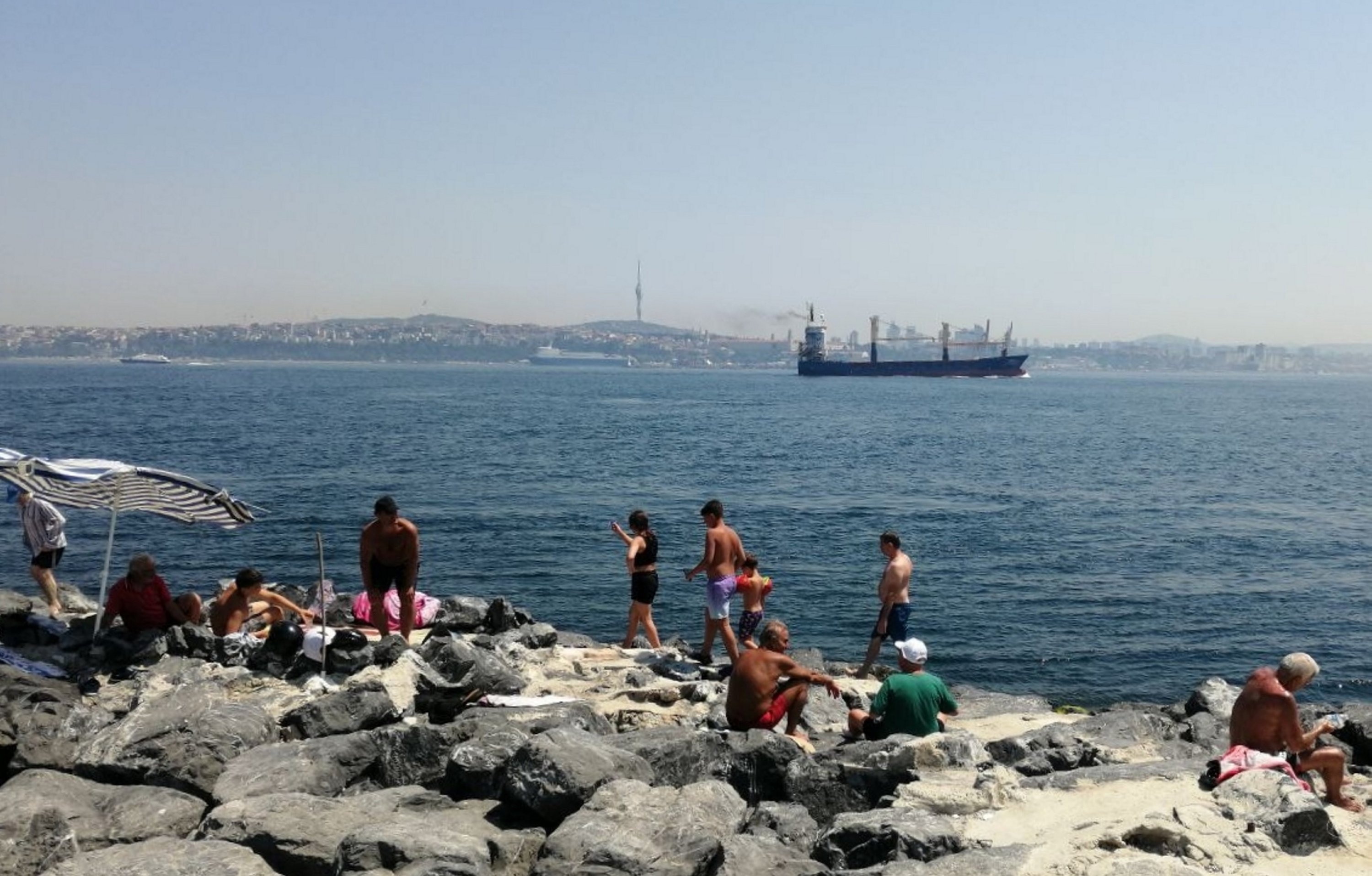 285940 Residents overwhelmed by the 'eyyam-ı bahur' heat in Istanbul cool off at the beach overseeing the city's Anatolian part, Türkiye, Aug. 3, 2023. (AA Photo)