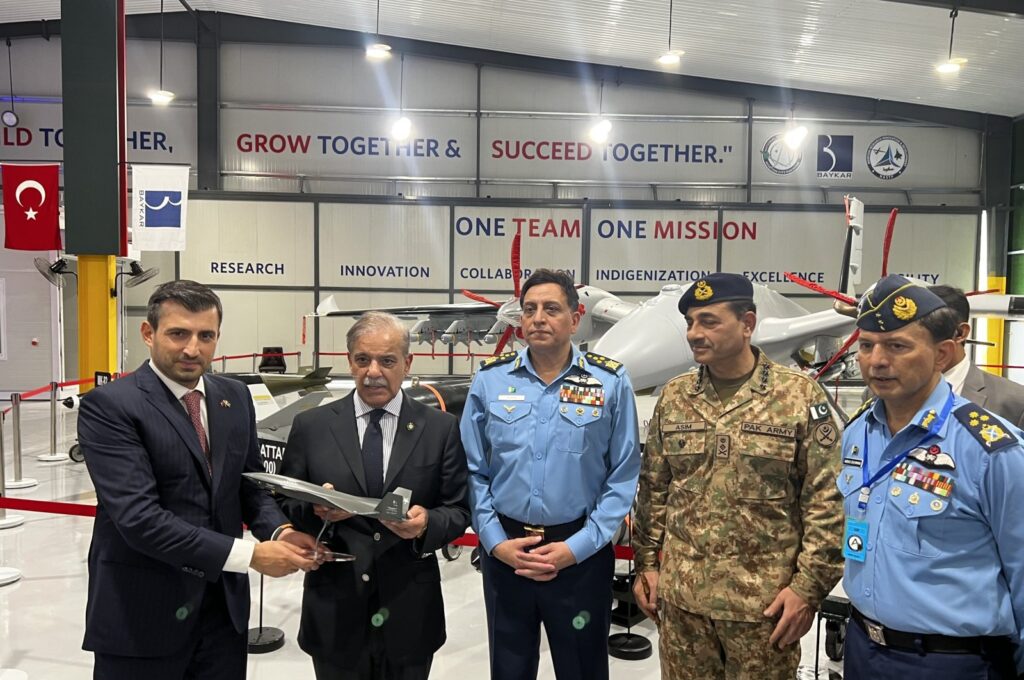 Baykar's Selçuk Bayraktar (L)  along with Pakistani Prime Minister Shahbaz Sharif (L 2) and Pakistani commanders poses in front of Bayraktar Akıncı UCAV after the ceremony in Rawalpindi, Pakistan, Aug. 4, 2023. (AA Photo)
