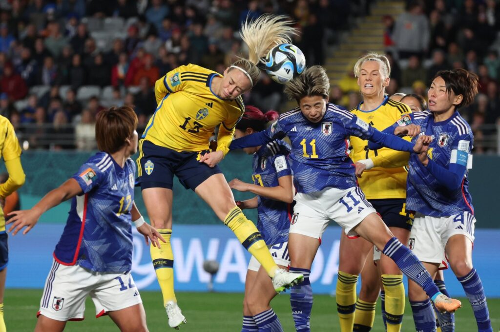 Sweden's Amanda Ilestedt (L) and Mina Tanaka of Japan contest a header during the Women's World Cup quarterfinal match, Auckland, New Zealand, Aug. 11, 2023. (EPA Photo)