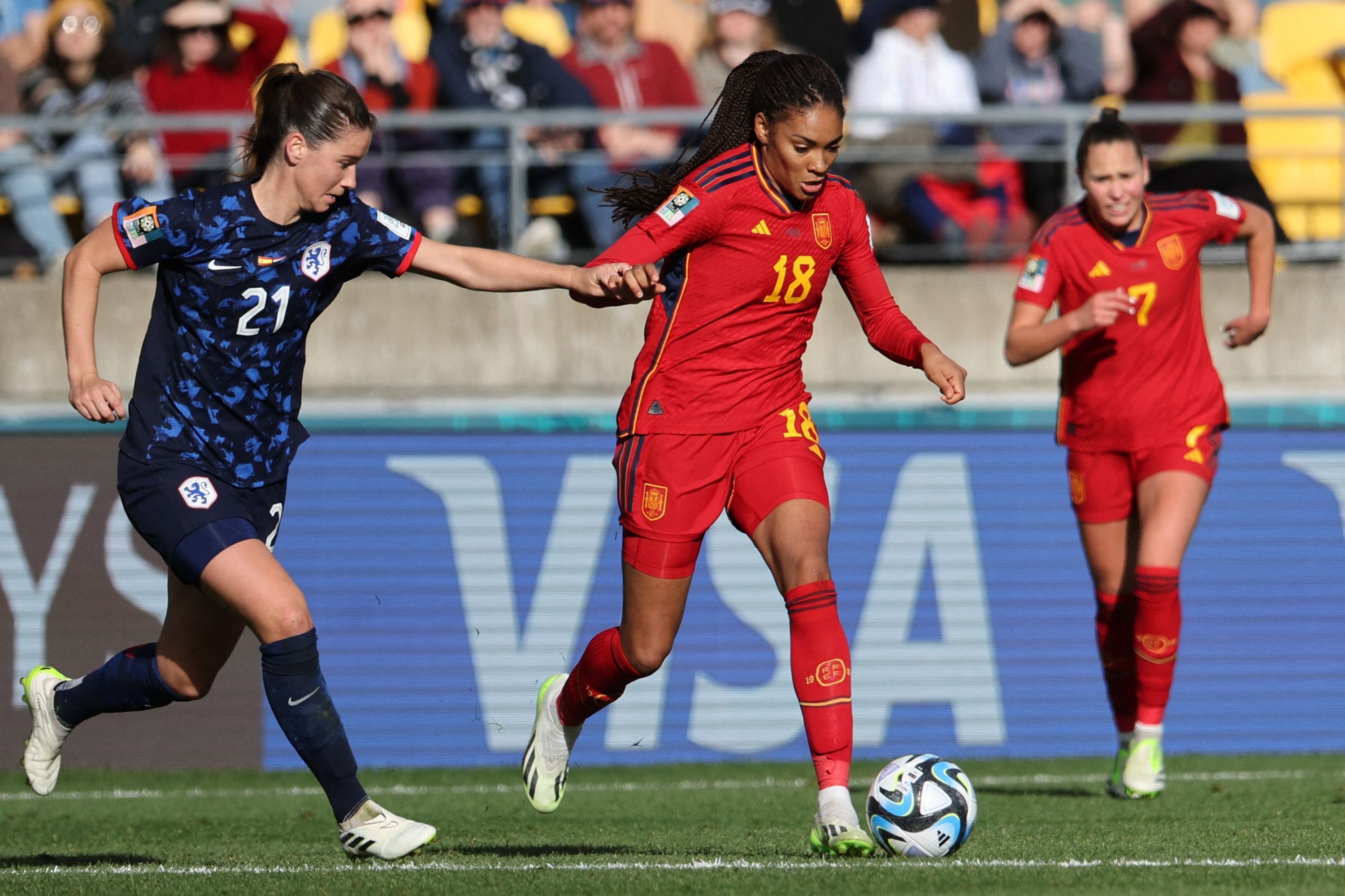 286985 Netherlands' Damaris Egurrola (L) and Spain's Salma Paralluelo compete for the ball during the Women's World Cup quarterfinal football match at Wellington Stadium, Wellington, Netherlands, Aug. 11, 2023. (AFP)