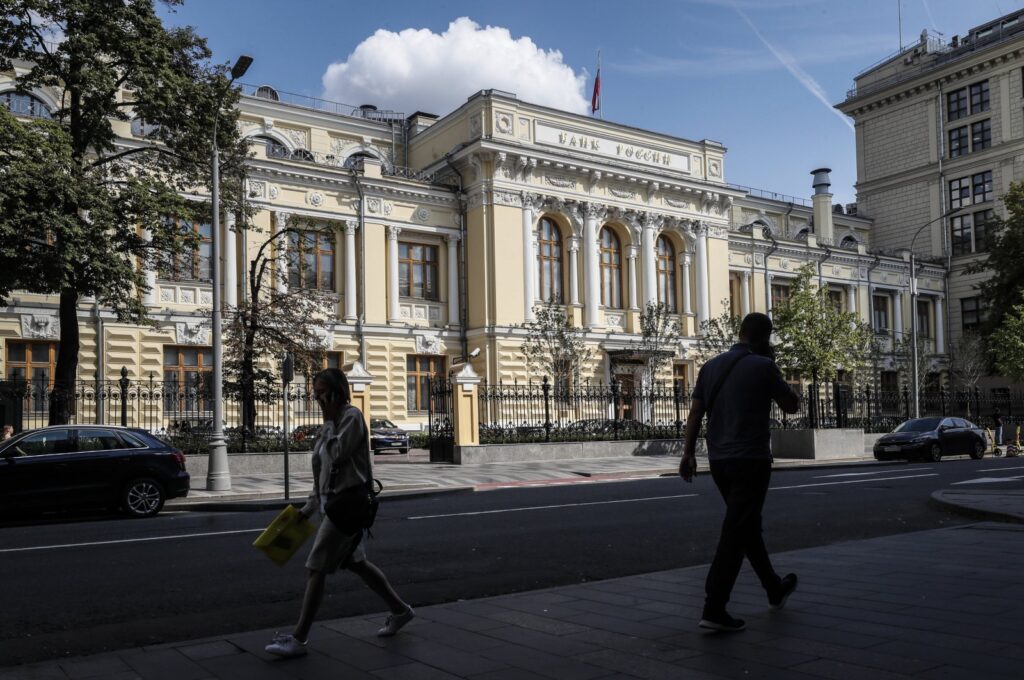 People walk past the Bank of Russia headquarters in Moscow, Russia, Aug. 1, 2023. (EPA Photo)