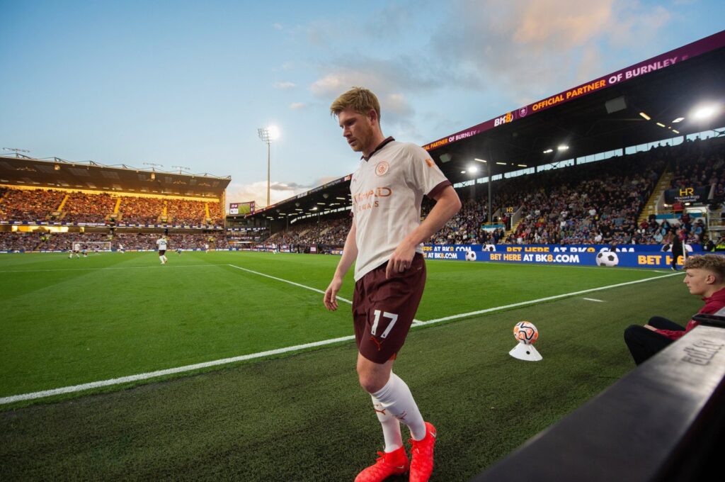 Manchester City's Kevin De Bruyne leaves the field after picking up an injury in the English Premier League match between Burnley and Manchester City at Turf Moor, Burnley, U.K., Aug. 11, 2023. (EPA Photo)