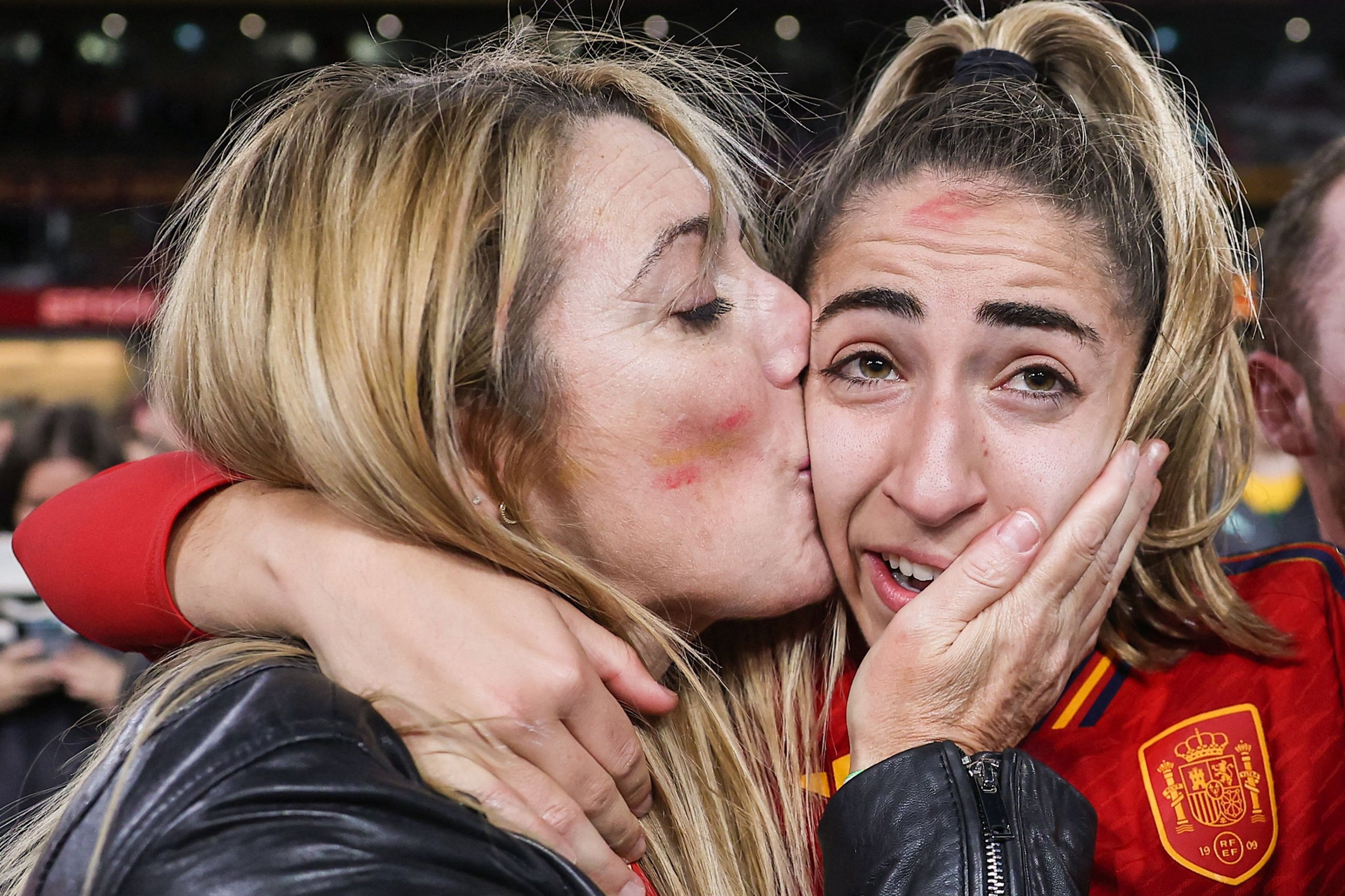 288304 Spain's Olga Carmona (R) celebrates with the trophy after winning the Women's World Cup Australia final against England, Stadium Australia, Sydney, Australia, Aug. 20, 2023. (AFP Photo)