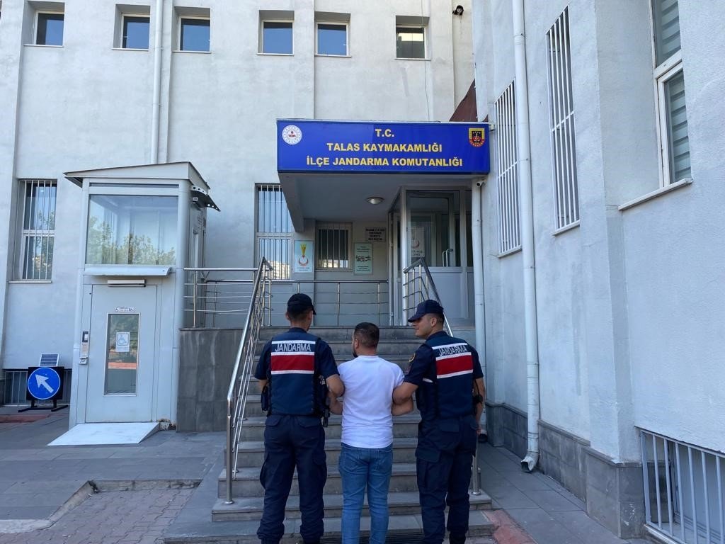 Gendarmerie officers escort a captured FETÖ suspect in Kayseri, central Türkiye, Aug. 18, 2023. (IHA Photo)