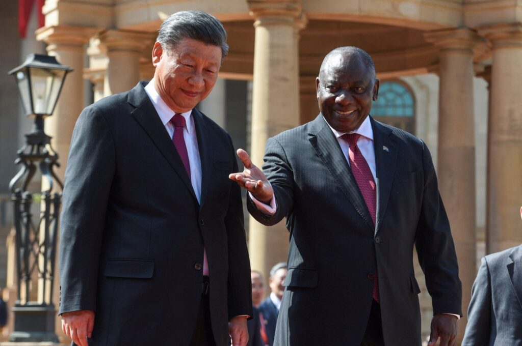 South Africa's President Cyril Ramaphosa welcomes China's President Xi Jinping at the Union Buildings ahead of the opening remarks of the BRICS emerging economies meeting, Pretoria, South Africa, Aug. 22, 2023. (Reuters Photo)