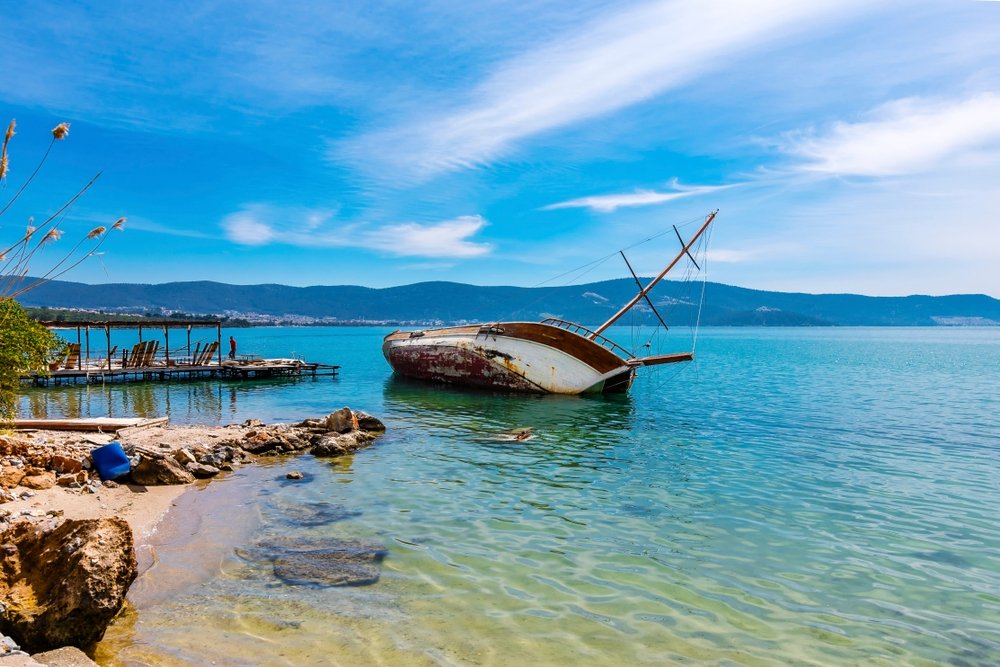 A capsized ship off the shore of Akbük Beach in Didim, Aydın, Türkiye. (Shutterstock Photo)