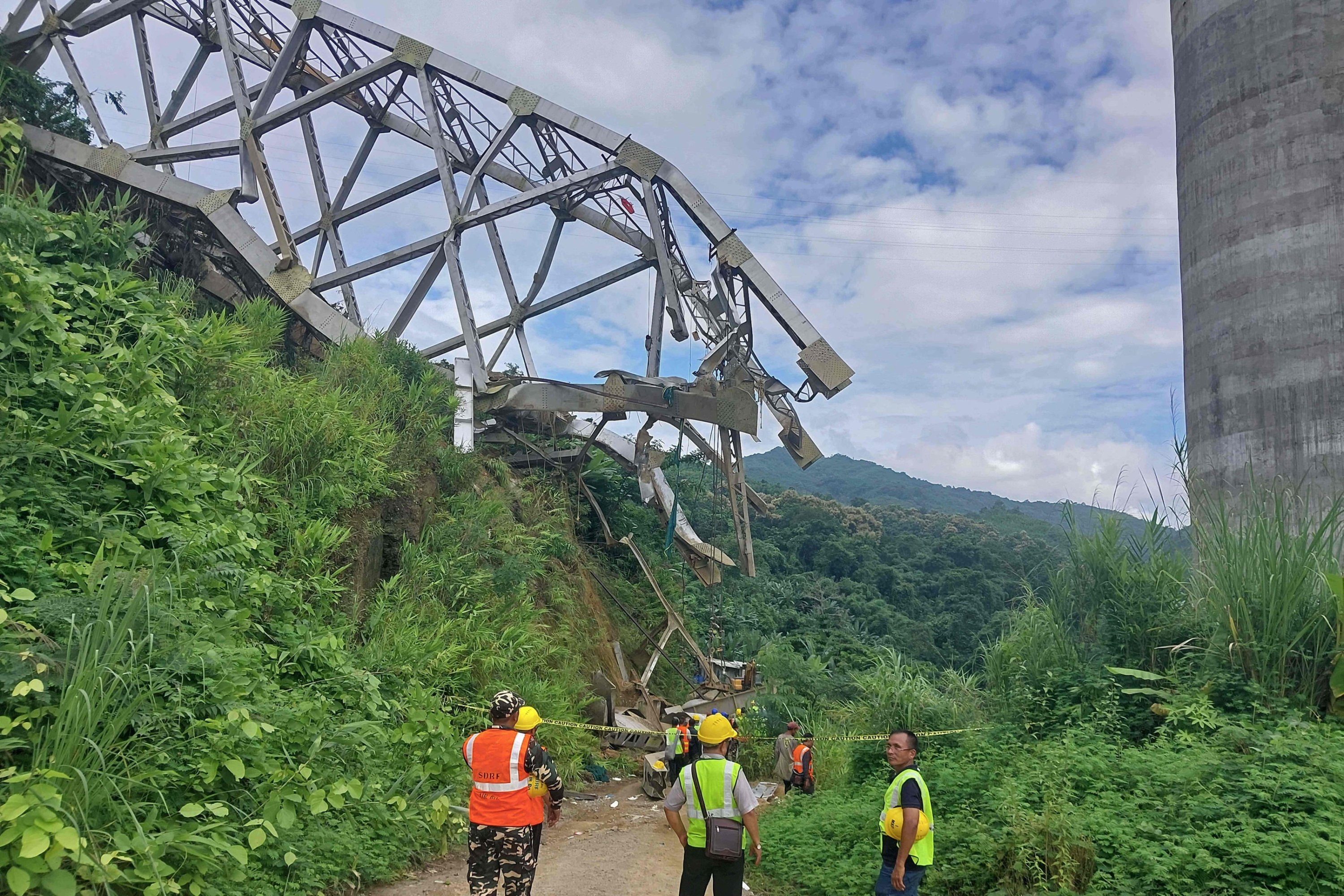 288732 Rescue workers conduct a search operation at the site of the accident in Sairang, northeastern India, Aug. 23, 2023. (AFP Photo)