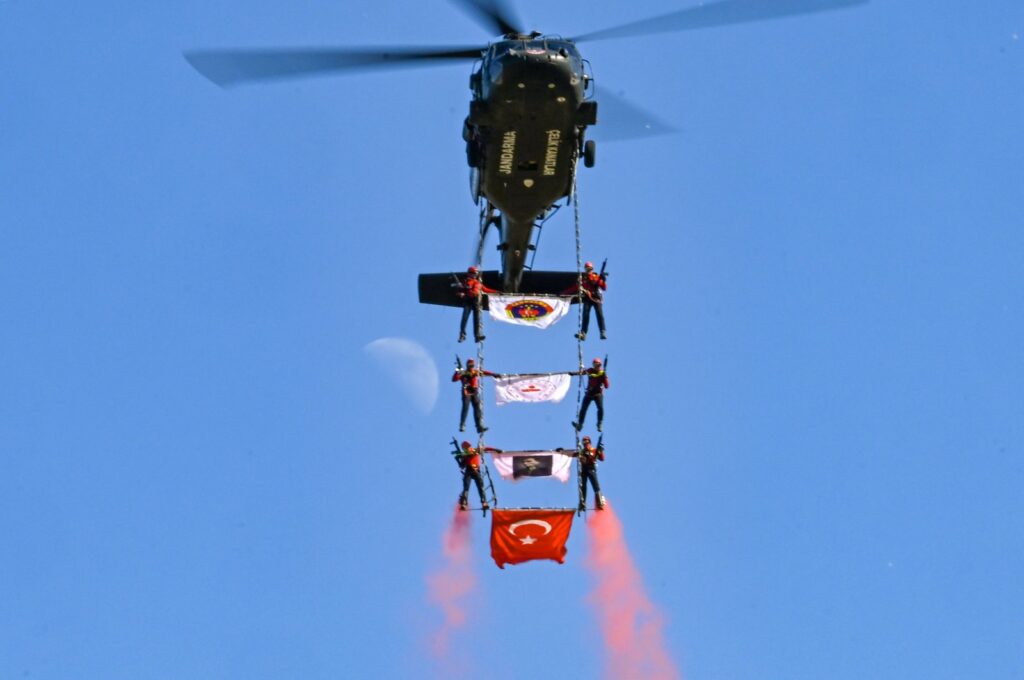 Special Gendarmerie Forces perform an aerial stunt during the celebrations for the 952nd anniversary of the Battle of Manzikert in eastern Bitlis province, Türkiye, Aug. 25, 2023. (AA Photo)