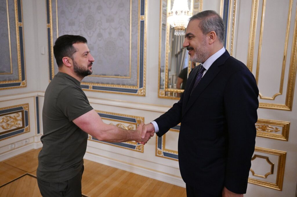 Foreign Minister Hakan Fidan and Ukrainian President Volodymyr Zelenskyy shake hands in Kyiv, Ukraine, Aug. 25, 2023. (AA Photo)