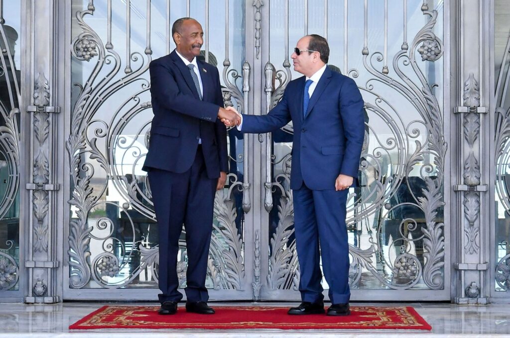 Egyptian President Abdel-Fattah el-Sissi (R) receives Sudan's Gen. Abdel Fattah al-Burhan in El Alamein, Egypt, Aug. 29, 2023.(AFP Photo)