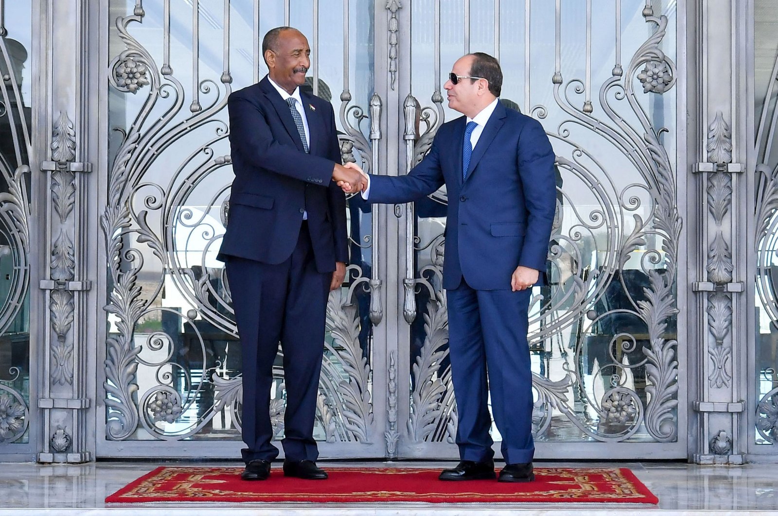 Egyptian President Abdel-Fattah el-Sissi (R) receives Sudan's Gen. Abdel Fattah al-Burhan in El Alamein, Egypt, Aug. 29, 2023.(AFP Photo)