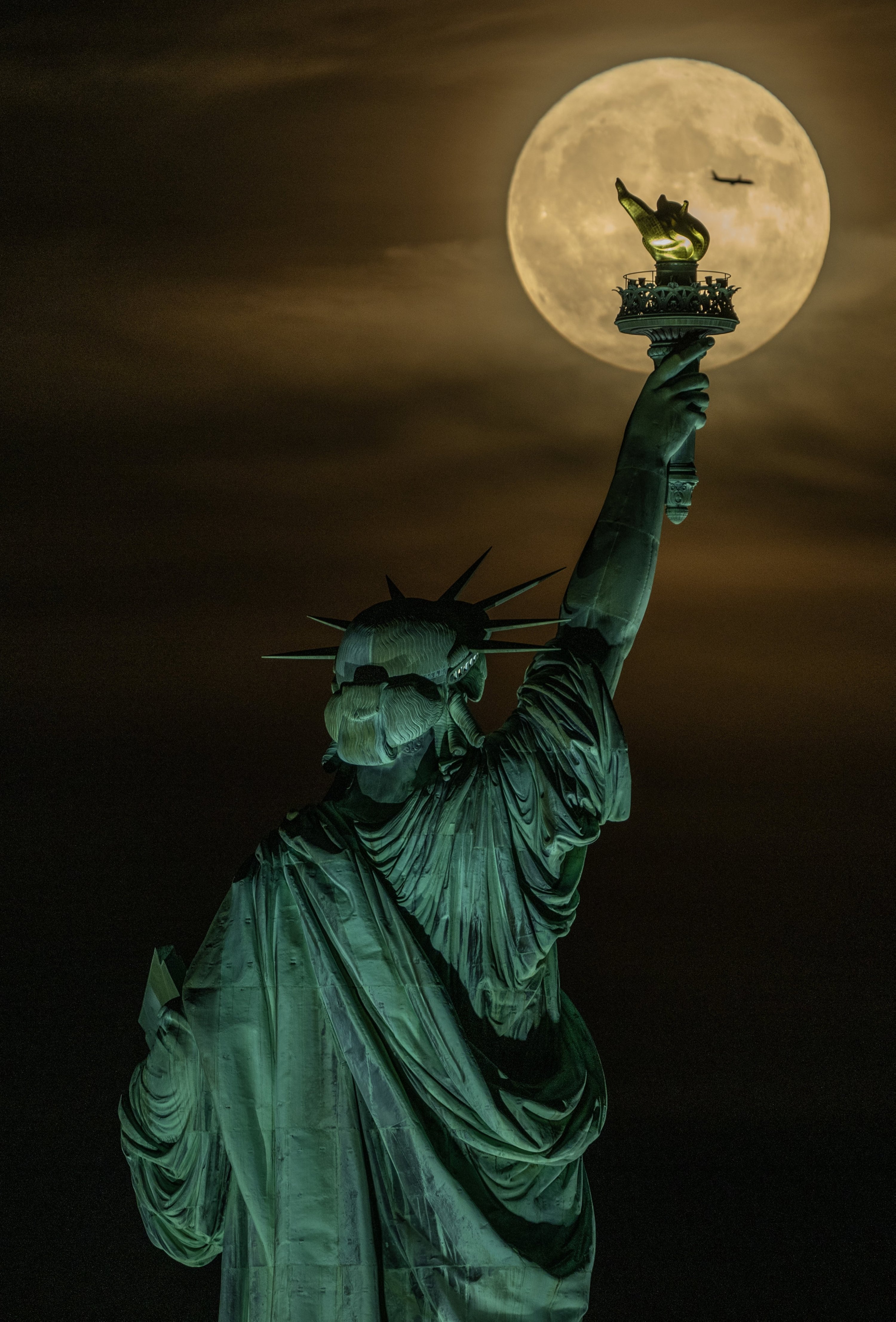 289956 The Statue of Liberty is adorned with the blue supermoon, New York City, U.S., Aug. 31, 2023. (AA Photo)