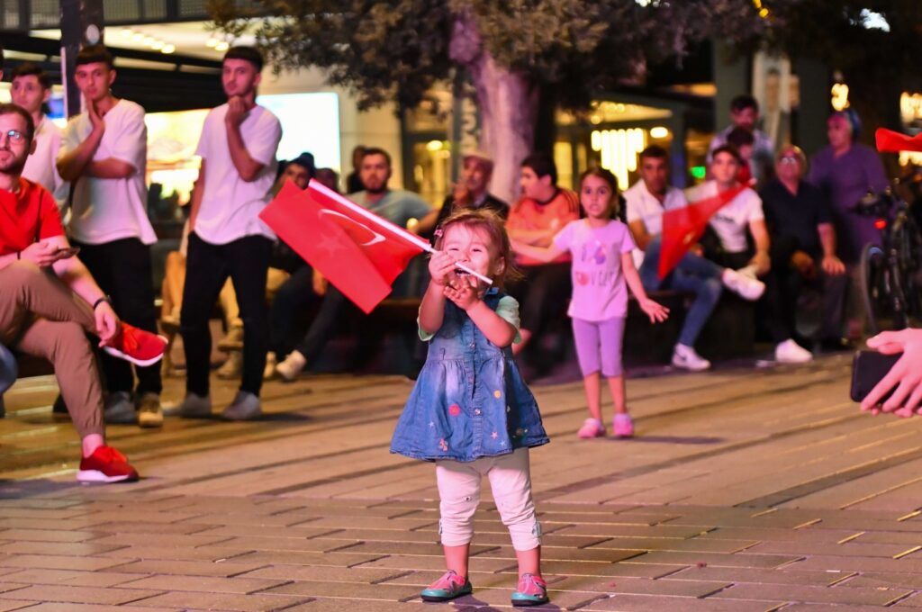 Istanbul residents watch the volleyball match between Türkiye and Serbia at the 2023 CEV European Championship, Istanbul, Türkiye, Sept. 3, 2023. (IHA Photo)