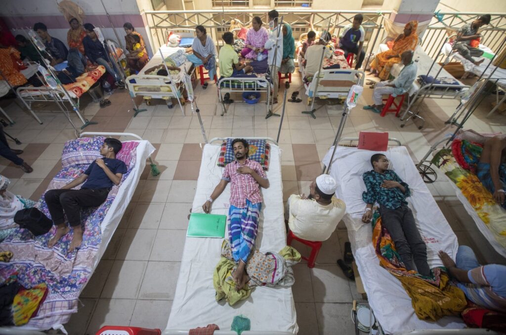 Patients receive treatment for dengue fever at a hospital in Dhaka, Bangladesh, Aug. 15, 2023. (EPA Photo)