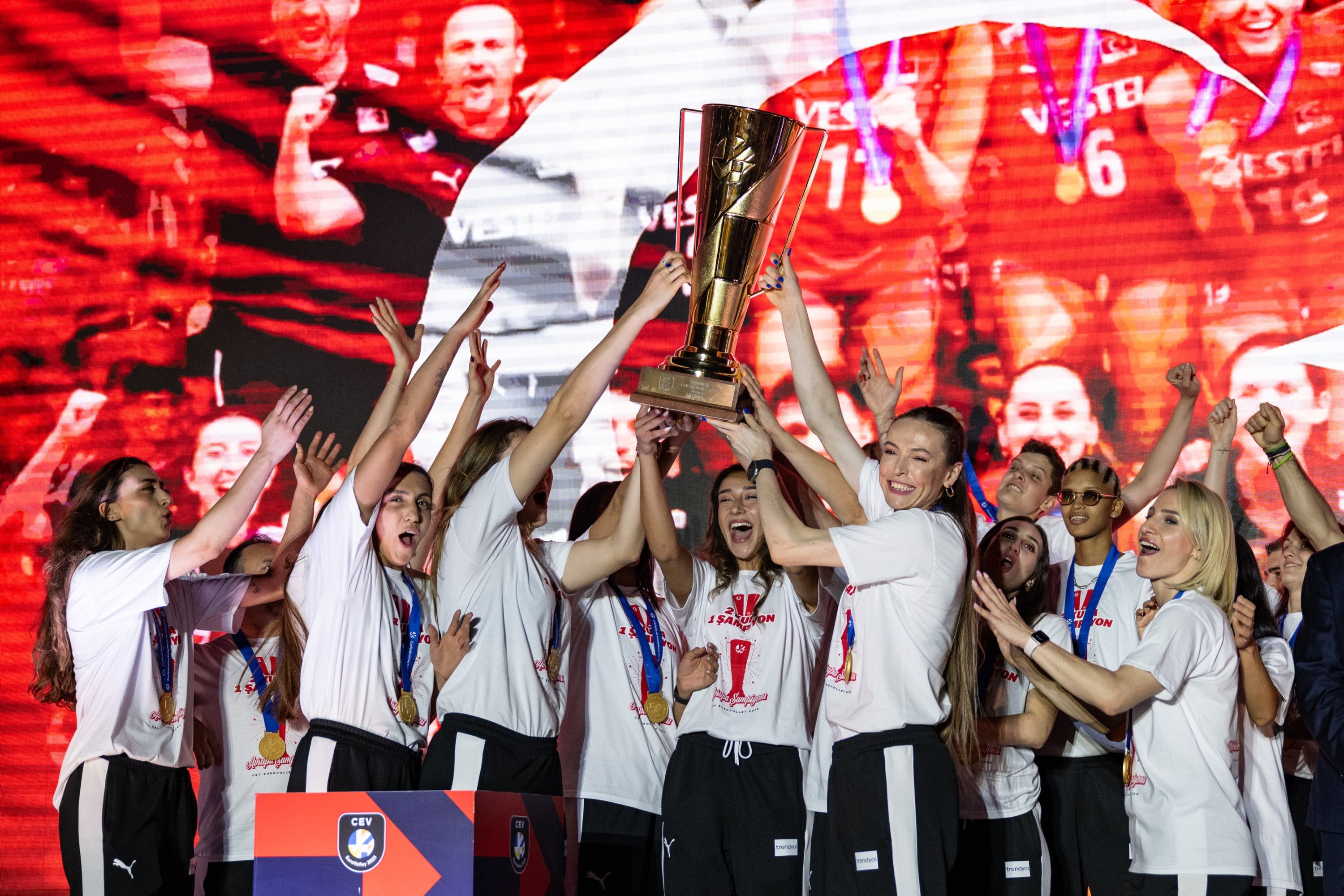 291185-1 Turkish players celebrate winning with the against Women's Eurovolley trophy after the final against Serbia, Istanbul, Tütkiye, Sept. 4, 2023. (AA Photo)