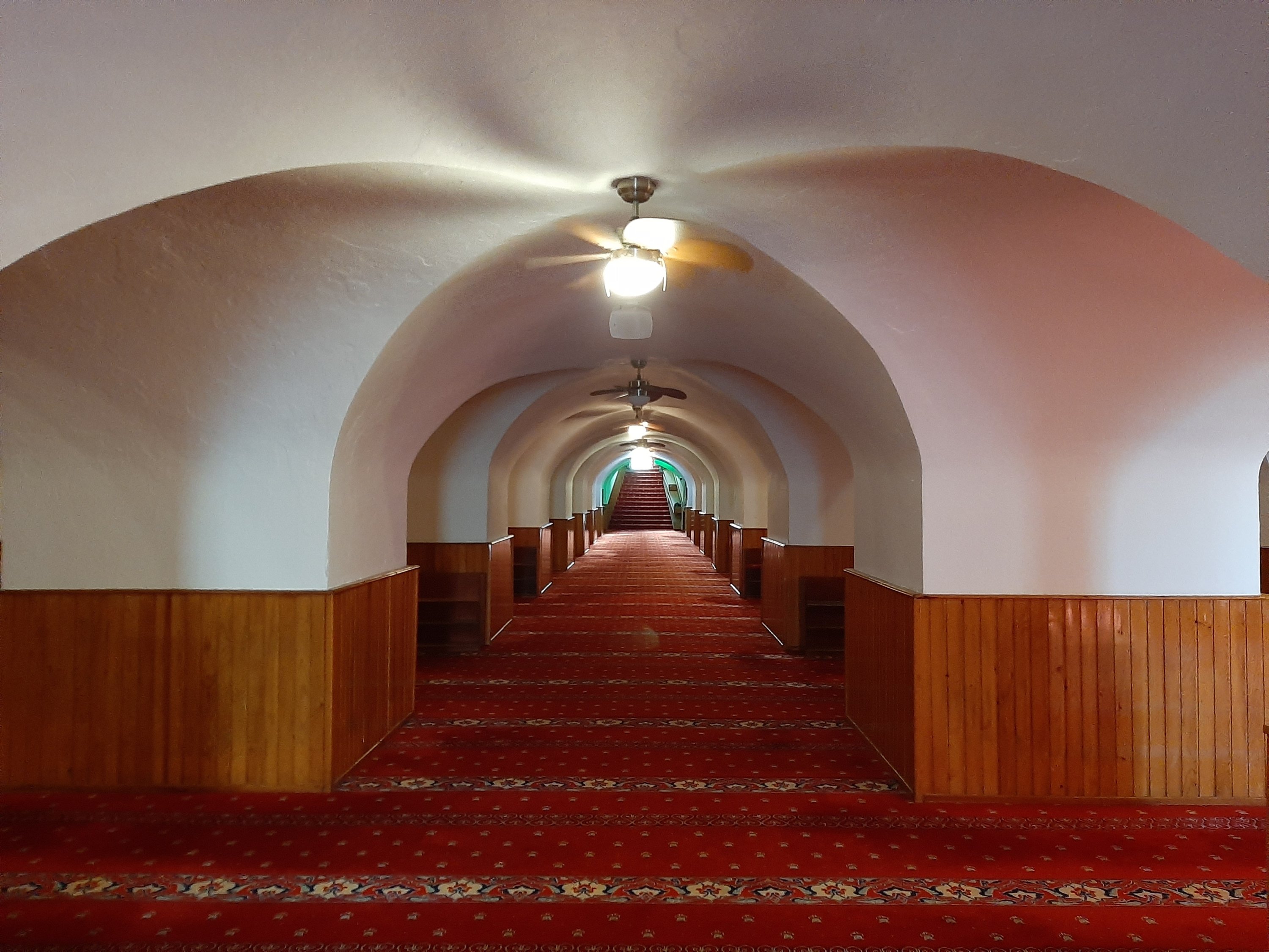 291190 The interior of the Yeraltı Mosque is seen in Karaköy, Istanbul, Türkiye. (Photo courtesy of Lisa Morrow)