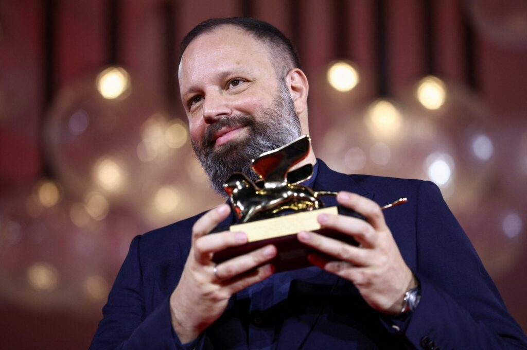 Director Yorgos Lanthimos poses with the Golden Lion Award for Best Film for the movie "Poor Things," Venice, Italy, Sept. 9, 2023. (Reuters Photo)