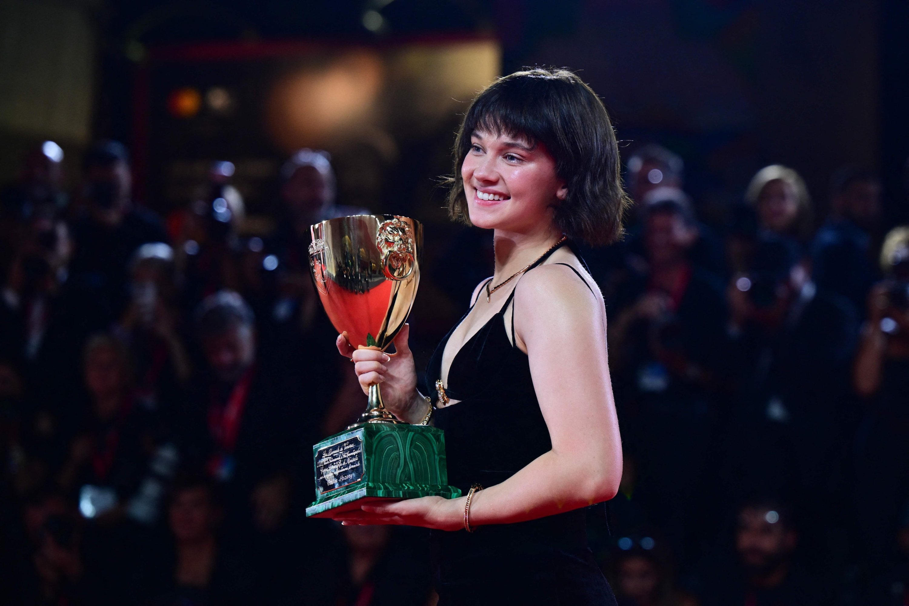 291403 U.S. actress Cailee Spaeny poses with the Coppa Volpi for Best Actress she received for her part in