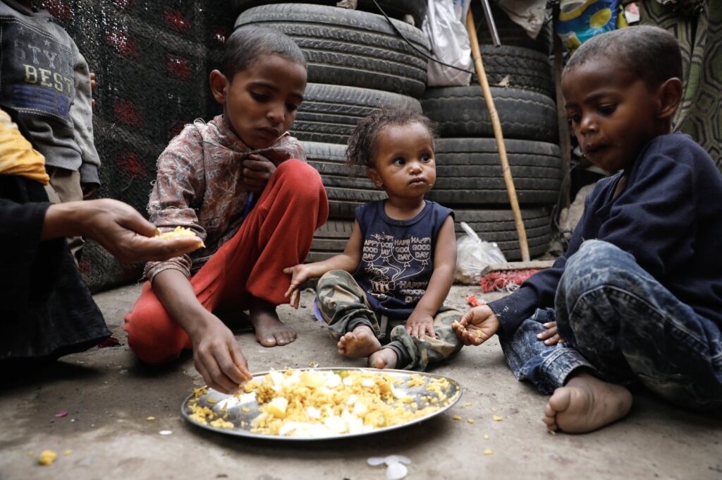 Yemeni children share food at a shelter as part of a makeshift camp for Internally Displaced Persons (IDPs) in Sana'a, Yemen, Aug. 22, 2023. (EPA Photo)