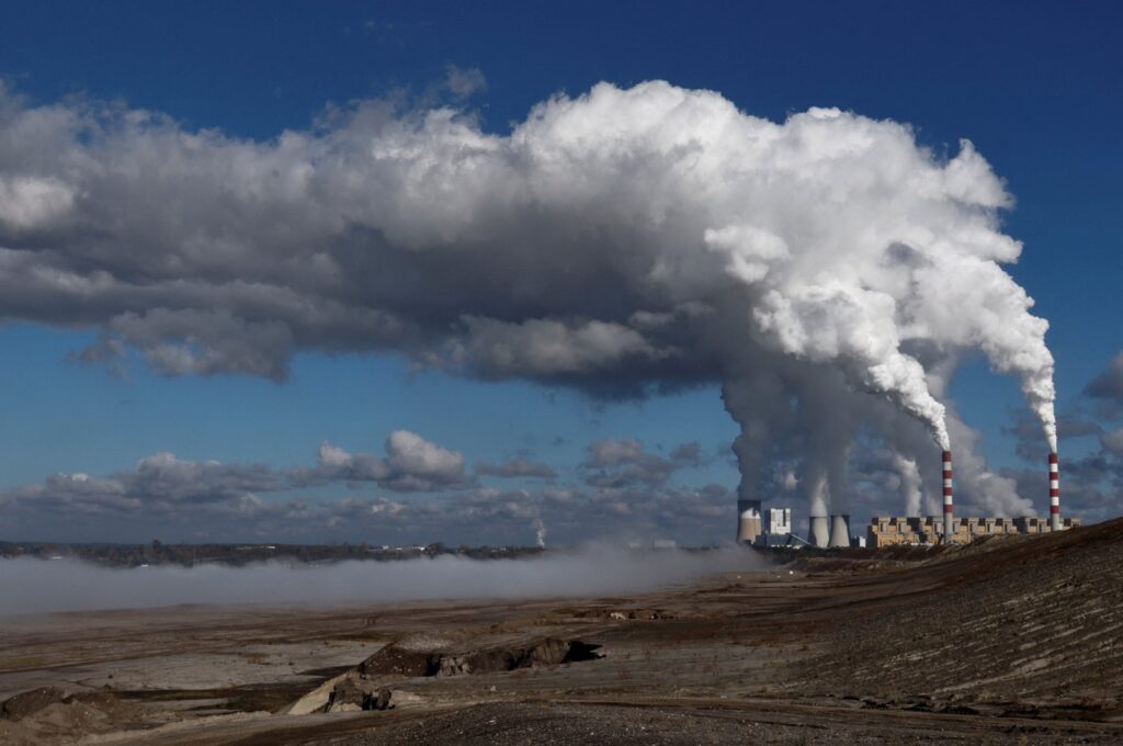 Smoke and steam billow from Belchatow Power Station, Europe's largest coal-fired power plant powered by lignite, in Kleszczow, Poland, Oct. 20, 2022. (Reuters Photo)