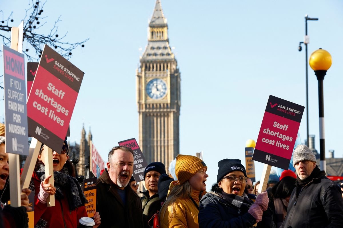 Nurses protest during a strike by NHS medical workers, amid a dispute with the government over pay, outside St Thomas' Hospital, in London, U.K., Feb. 6, 2023. (Reuters Photo)
