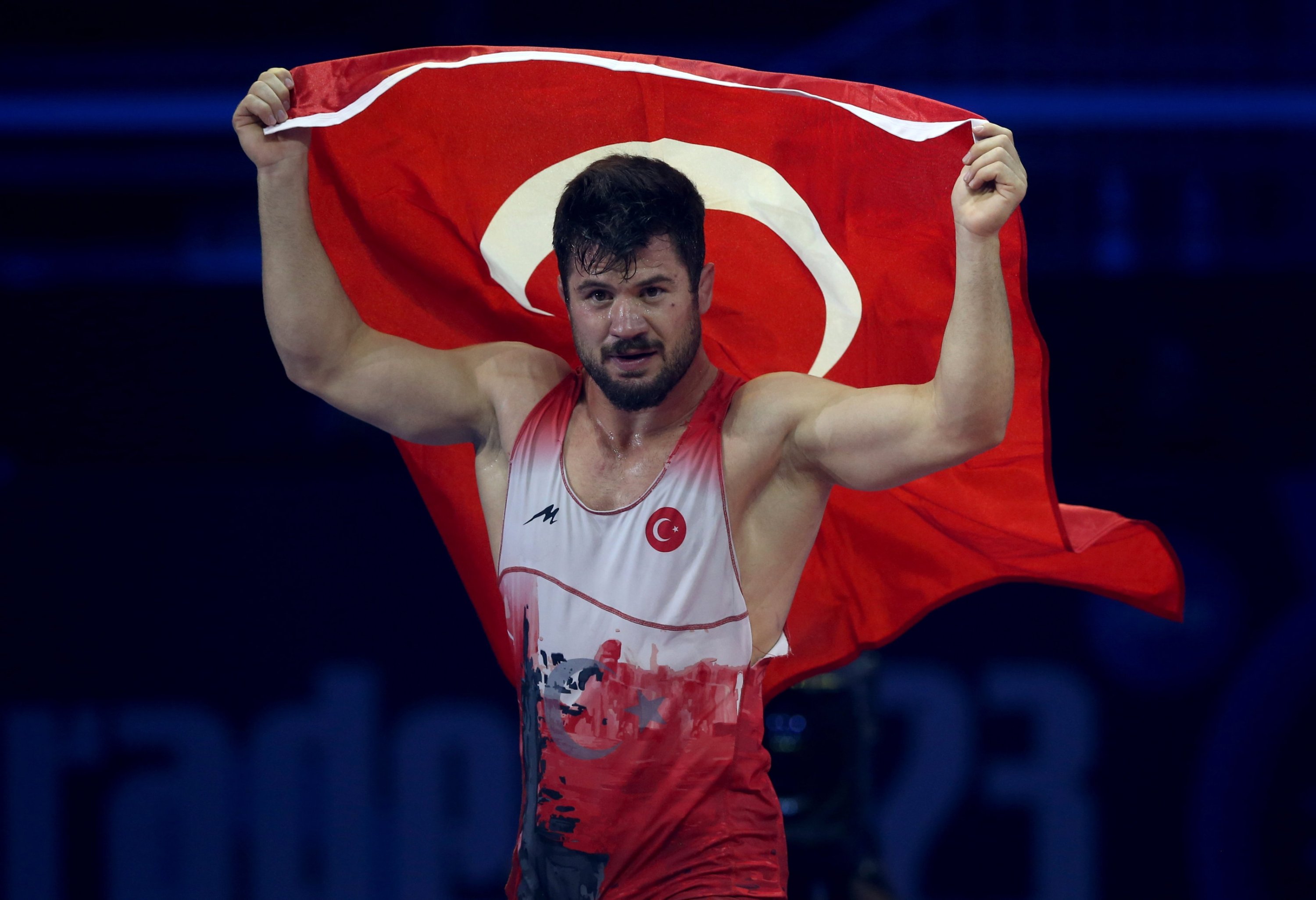 294116 Turkish wrestler Ali Cengiz raises the national flag after beating David Losonczi in the World Wrestling Championships final, Belgrade, Serbia, Sept. 24, 2023. (EPA Photo)