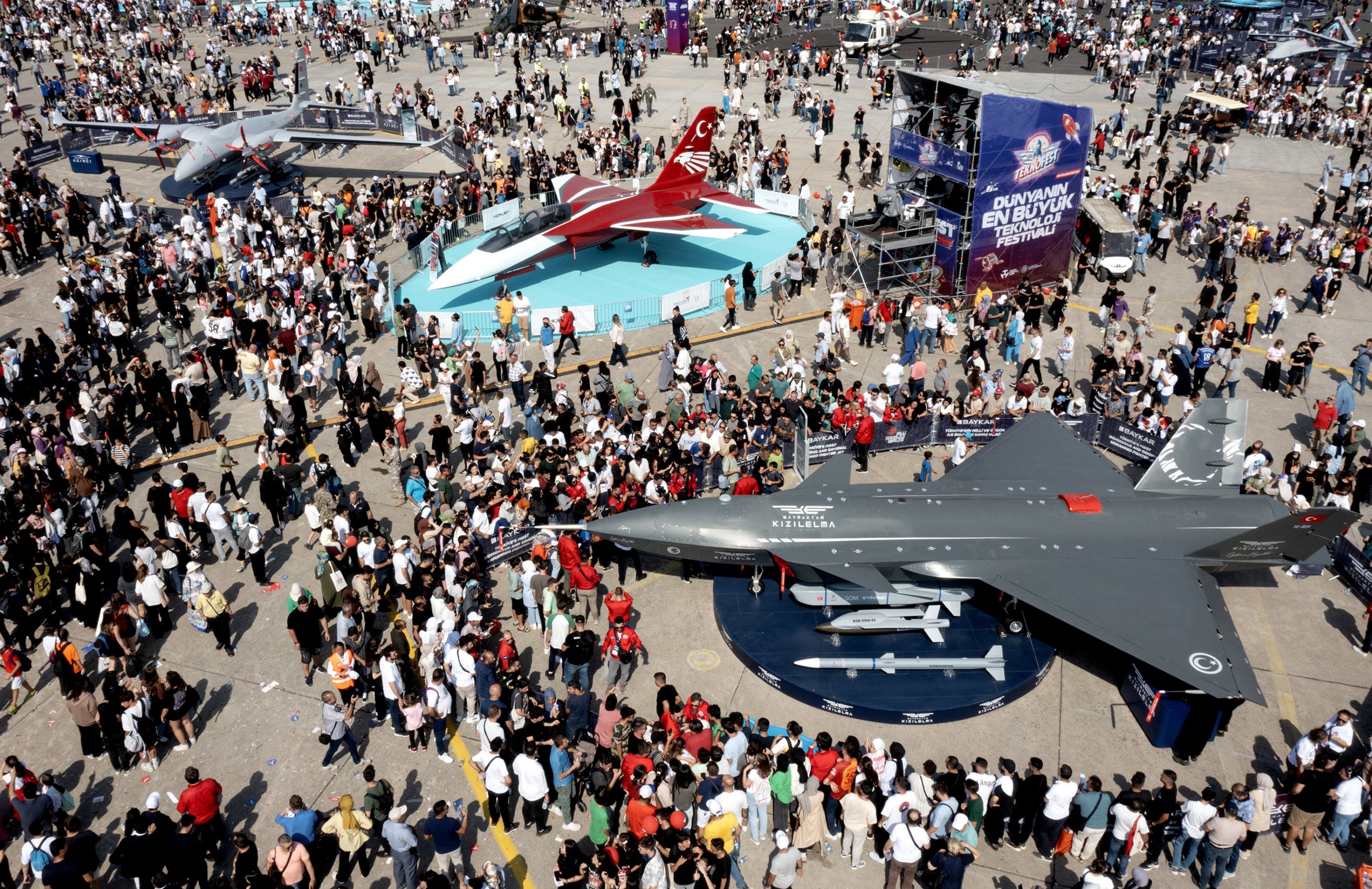 294153 Unmanned fighter jet Kızılelma (bottom) and Akıncı combat drone (top) are on display at the aerospace and technology festival Teknofest, in Izmir, western Türkiye, Sept. 27, 2023. (AA Photo)