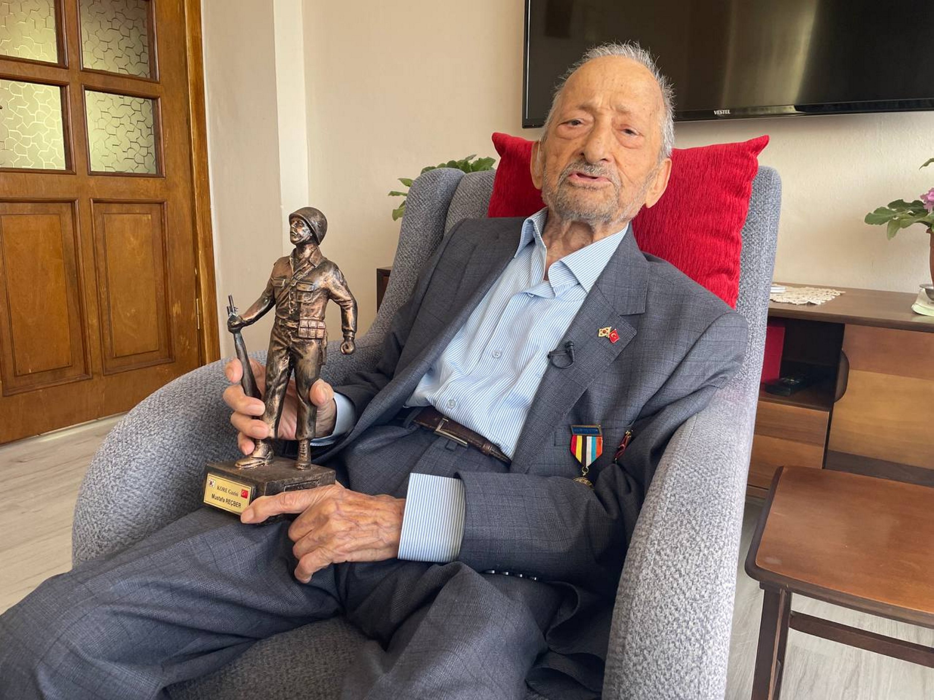 294392 Mustafa Reşberoğlu, a Korean war veteran, shows a souvenir of the Turkish army, Sarıyer, Istanbul, Türkiye, Sept. 29, 2023. (AA Photo)
