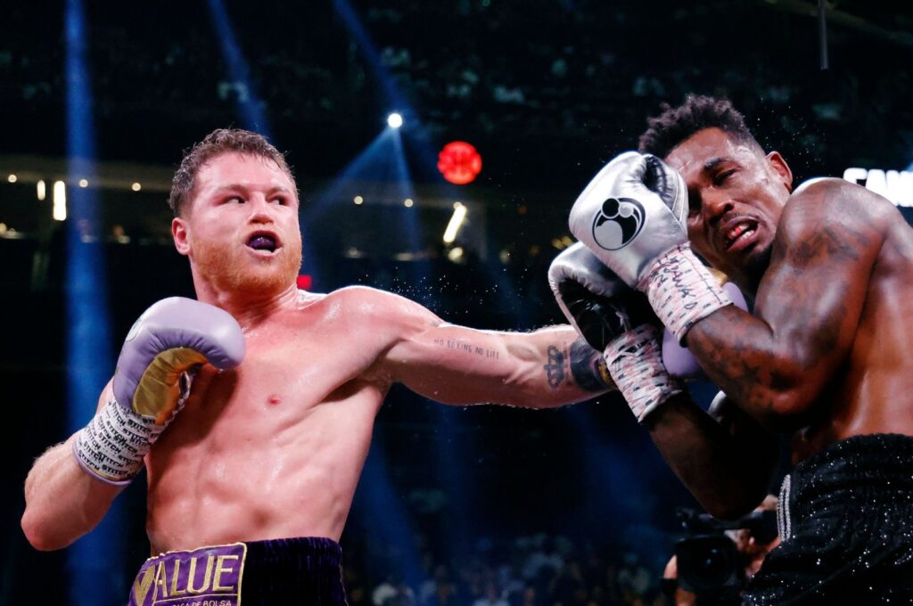 Saul "Canelo" Alvarez of Mexico (L) trades punches with Jermell Charlo during their super middleweight title fight at T-Mobile Arena, Las Vegas, U.S., Sept. 30, 2023. (AFP Photo)