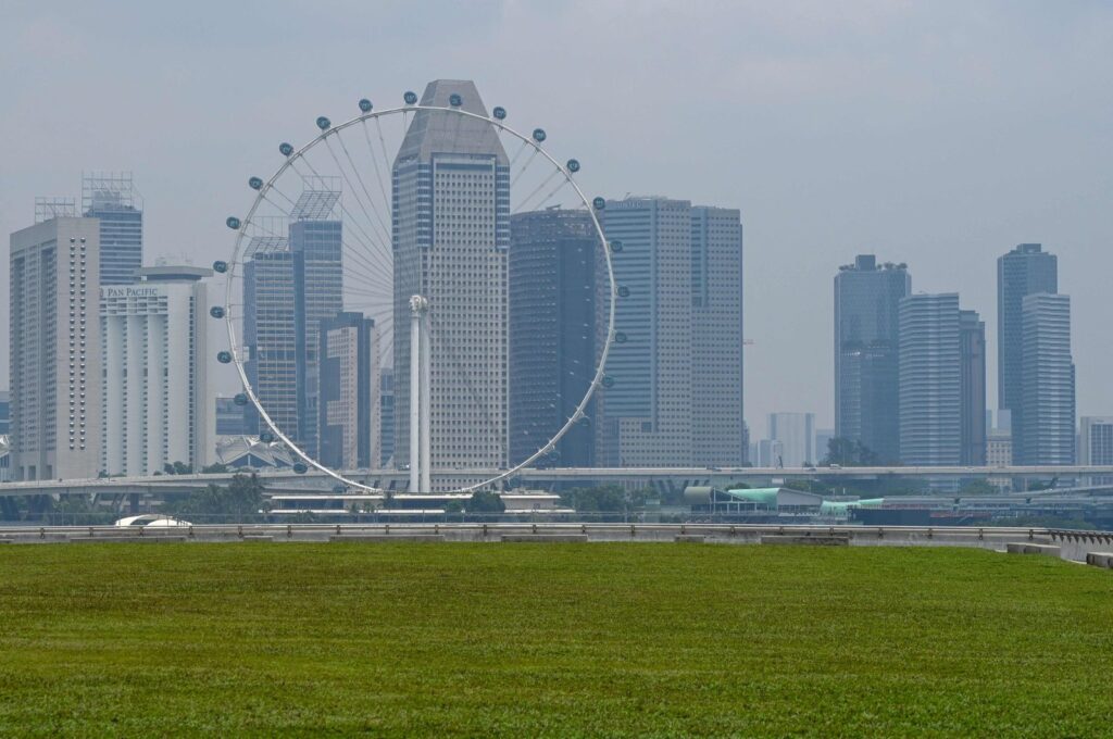 The city skyline is seen shrouded with haze in Singapore on Sept. 29, 2023. (Photo by Roslan Rahman / AFP)