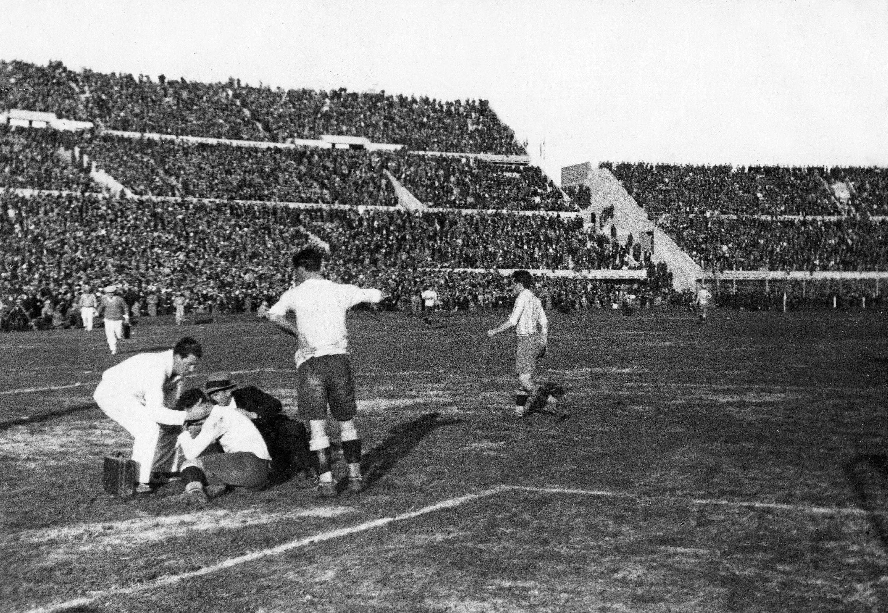 295331 1930 FIFA World Cup in Uruguay Scene from the final before 80.000 spectators in Montevideo: Uruguay 4 - 2 Argentina, Montevideo, Uruguay, July 30, 1930. (Getty Images Photo)