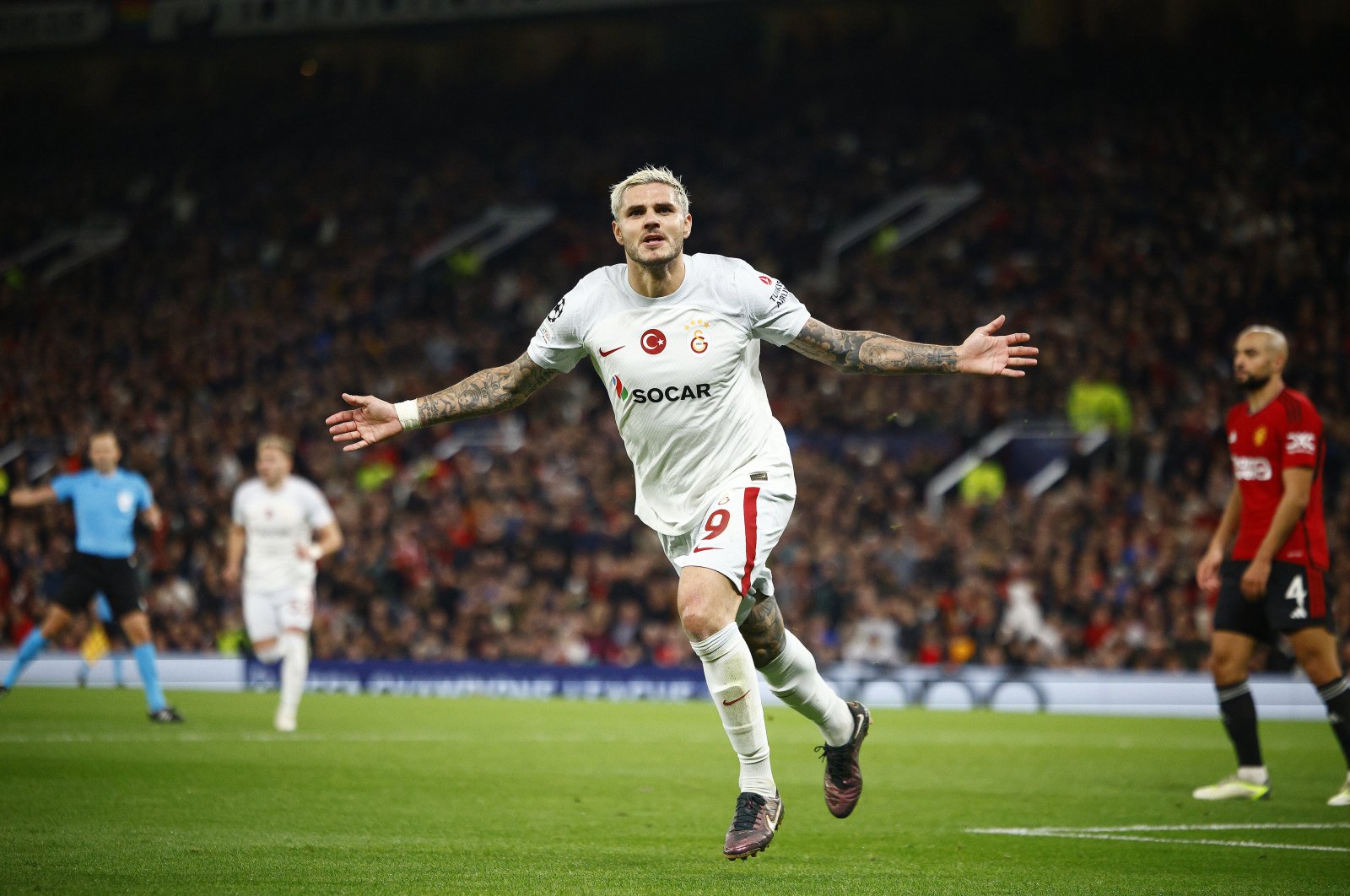 Galatasaray's Mauro Icardi celebrates after scoring his team's third goal during the UEFA Champions League match against Manchester United at Old Trafford, Manchester, U.K., Oct. 3, 2023. (Getty Images Photo)