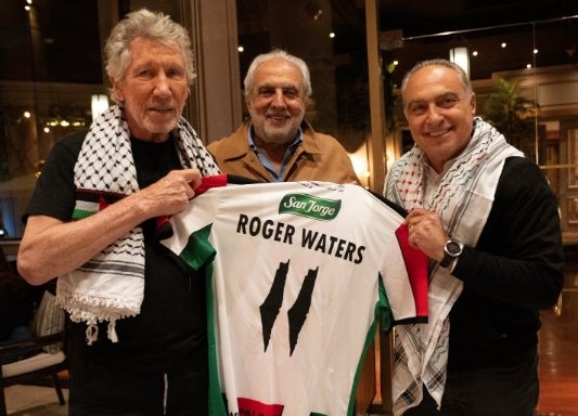 The British artist Roger Waters (L) receives the football club's jersey, from Jorge Uauy (C) and Maurice Khamis, the presidents of Club Deportivo Palestino. (Photo Courtesy: @palestino / Instagram)