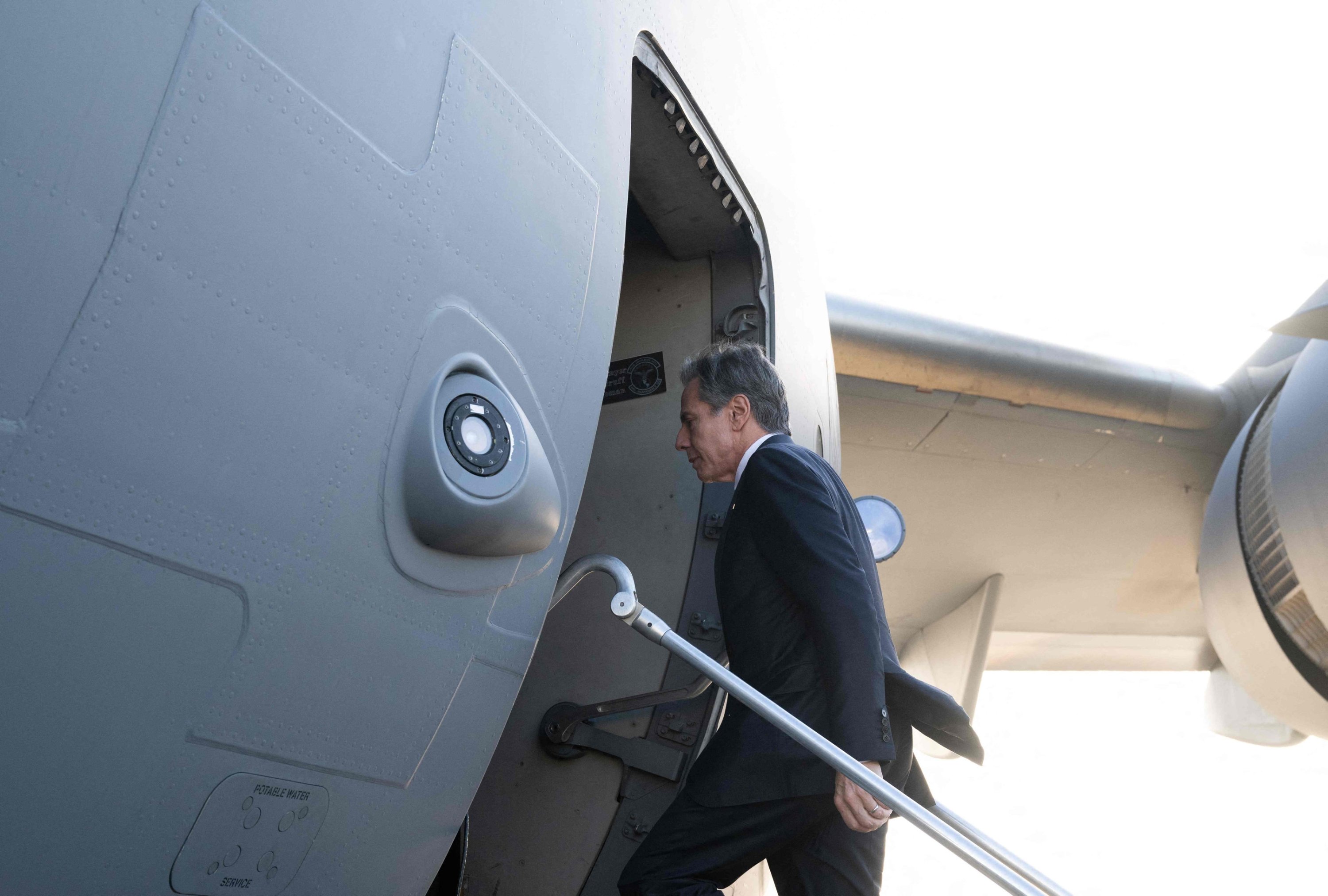 303523 U.S. Secretary of State Antony Blinken boards a military airplane in Tel Aviv, Israel, Dec. 1, 2023. (AFP Photo)
