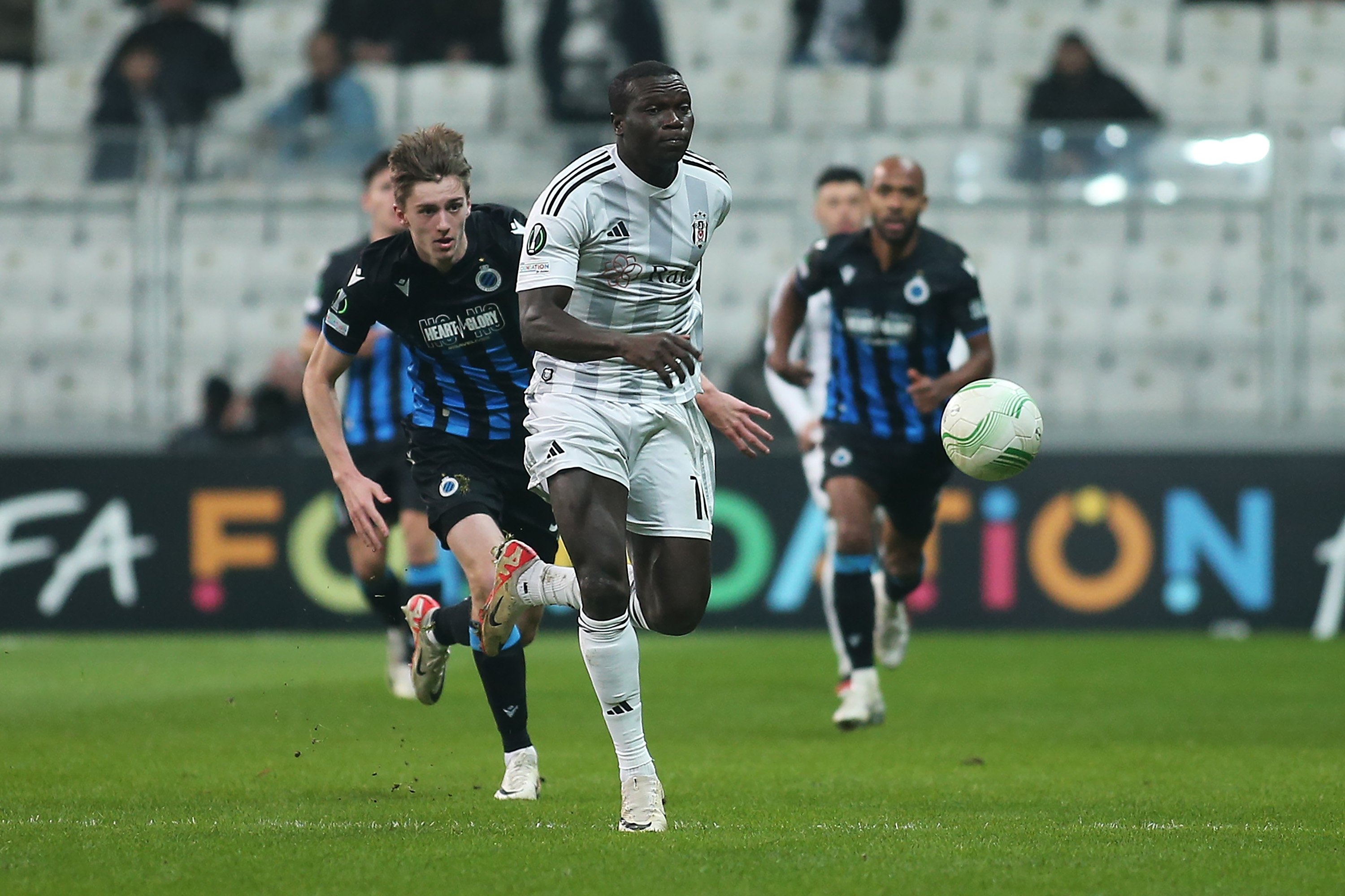 303607 Beşiktaş's Vincent Aboubakar (C) runs with the ball under pressure from Club Brugge's Jorne Spileers during the UEFA Europa Conference League match, Istanbul, Türkiye, Nov. 30, 2023. (Getty Images Photo)