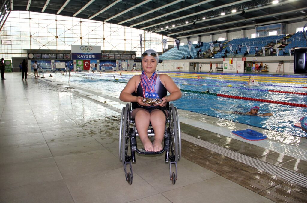 Turkish para-swimmer Ecrin Bütün poses for a photo with her medals, Kayseri, Türkiye, Nov. 29, 2023. (AA Photo)